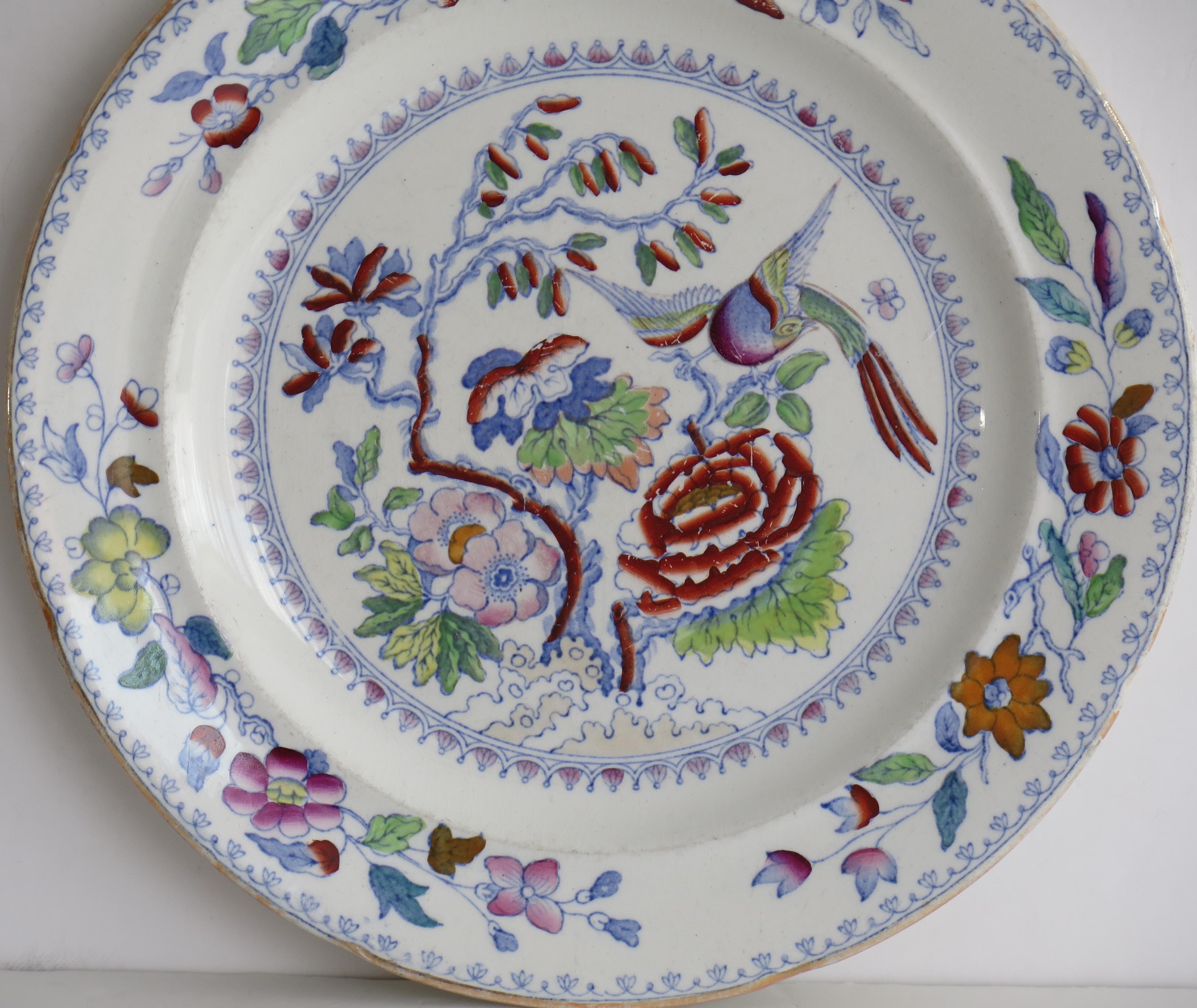 Si tratta di un grande piatto da 10,5 pollici di diametro in Ironstone con il caratteristico motivo dell'uccello volante, realizzato da Mason's of Lane Delph, Staffordshire, Inghilterra, a metà del XIX secolo, intorno al 1860.

Si tratta di un