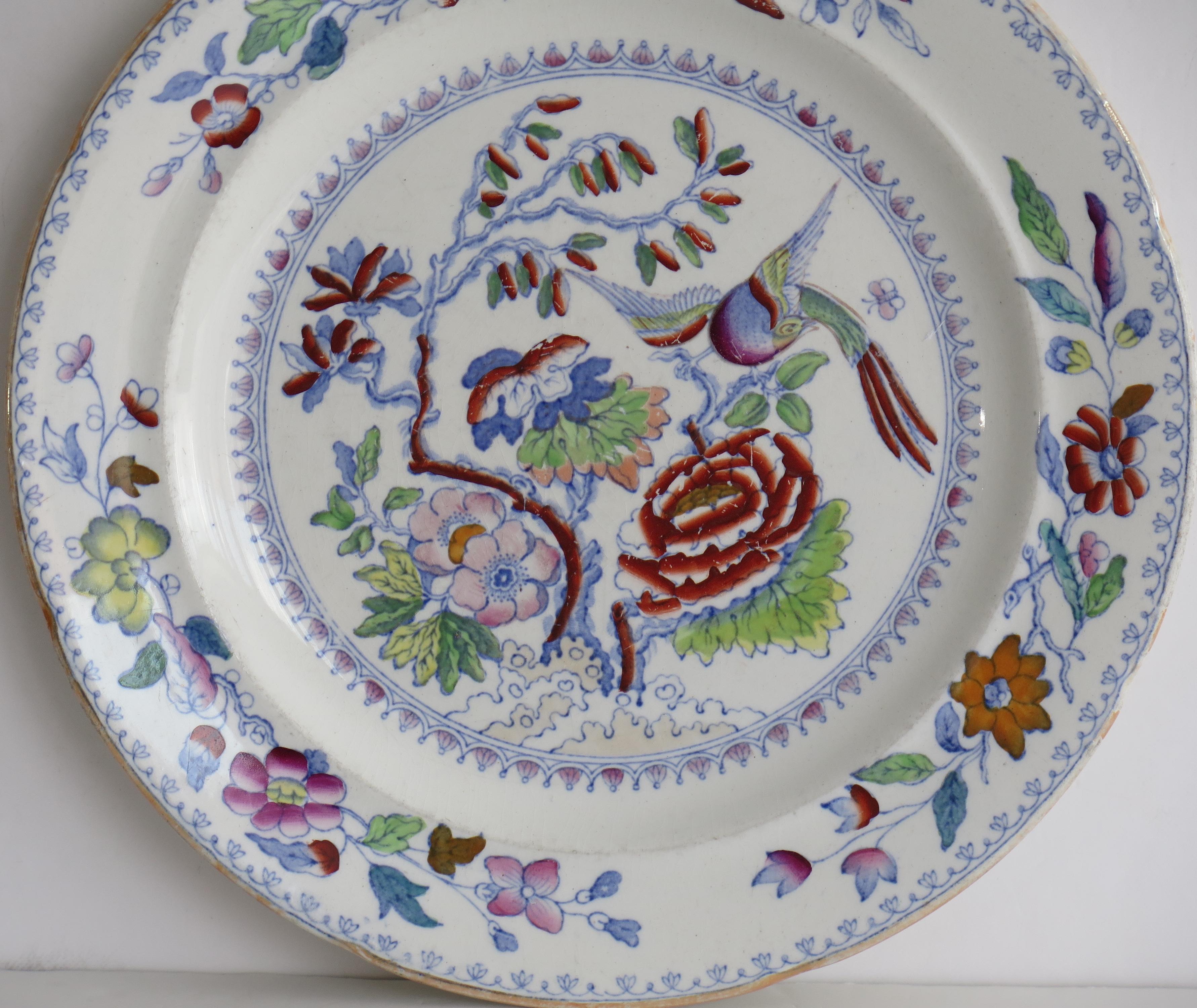 Il s'agit d'une grande assiette en pierre de fer de 10,5 pouces de diamètre, au motif distinctif d'oiseau volant, fabriquée par Mason's de Lane Delph, Staffordshire, Angleterre, au milieu du 19e siècle, vers 1860.

Il s'agit d'une grande assiette