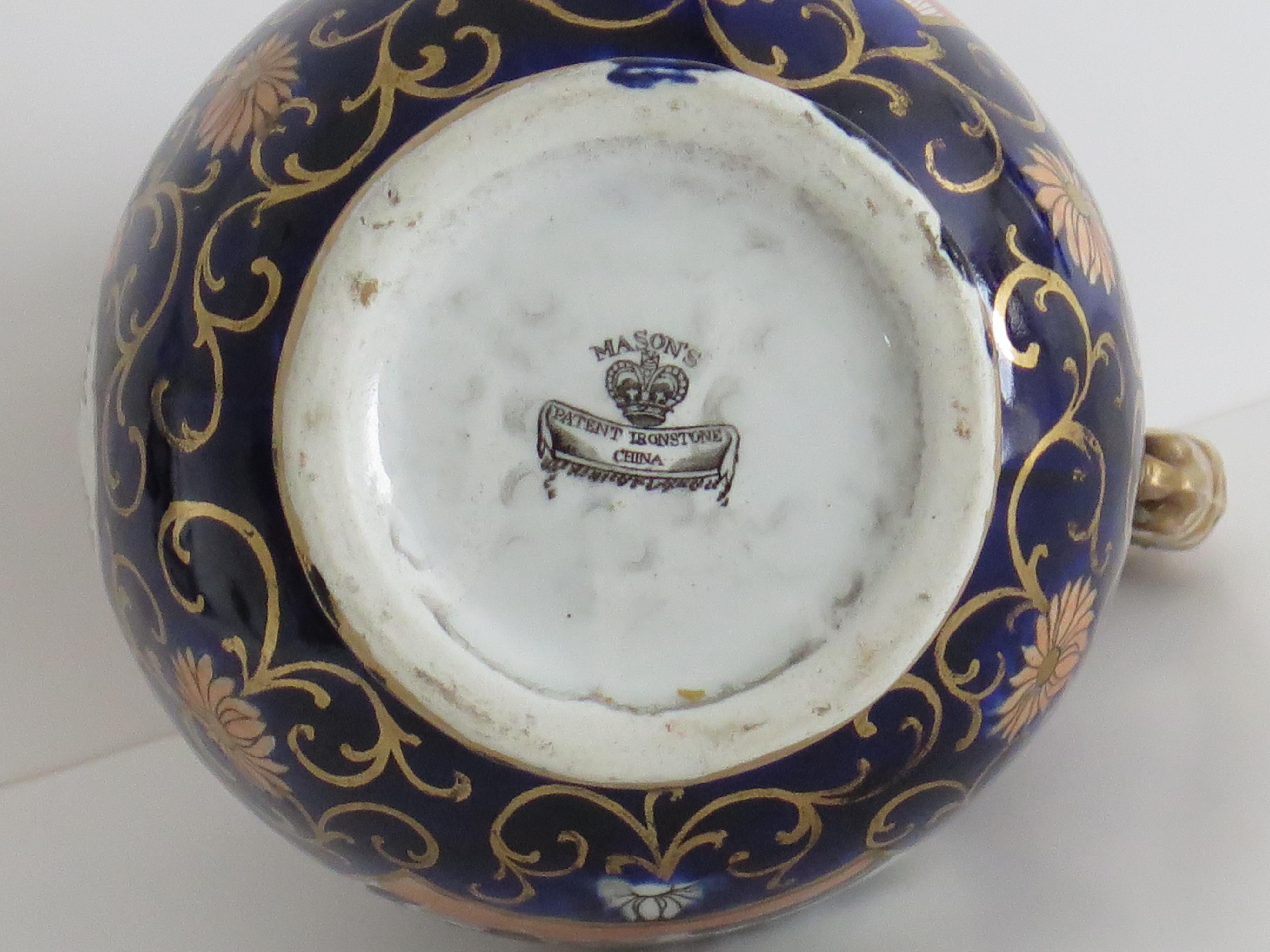 Brocca o brocca grande in Mason's Ironstone Blue Hawthorne Ptn, forma rara, CIRCA 1830 in vendita 10