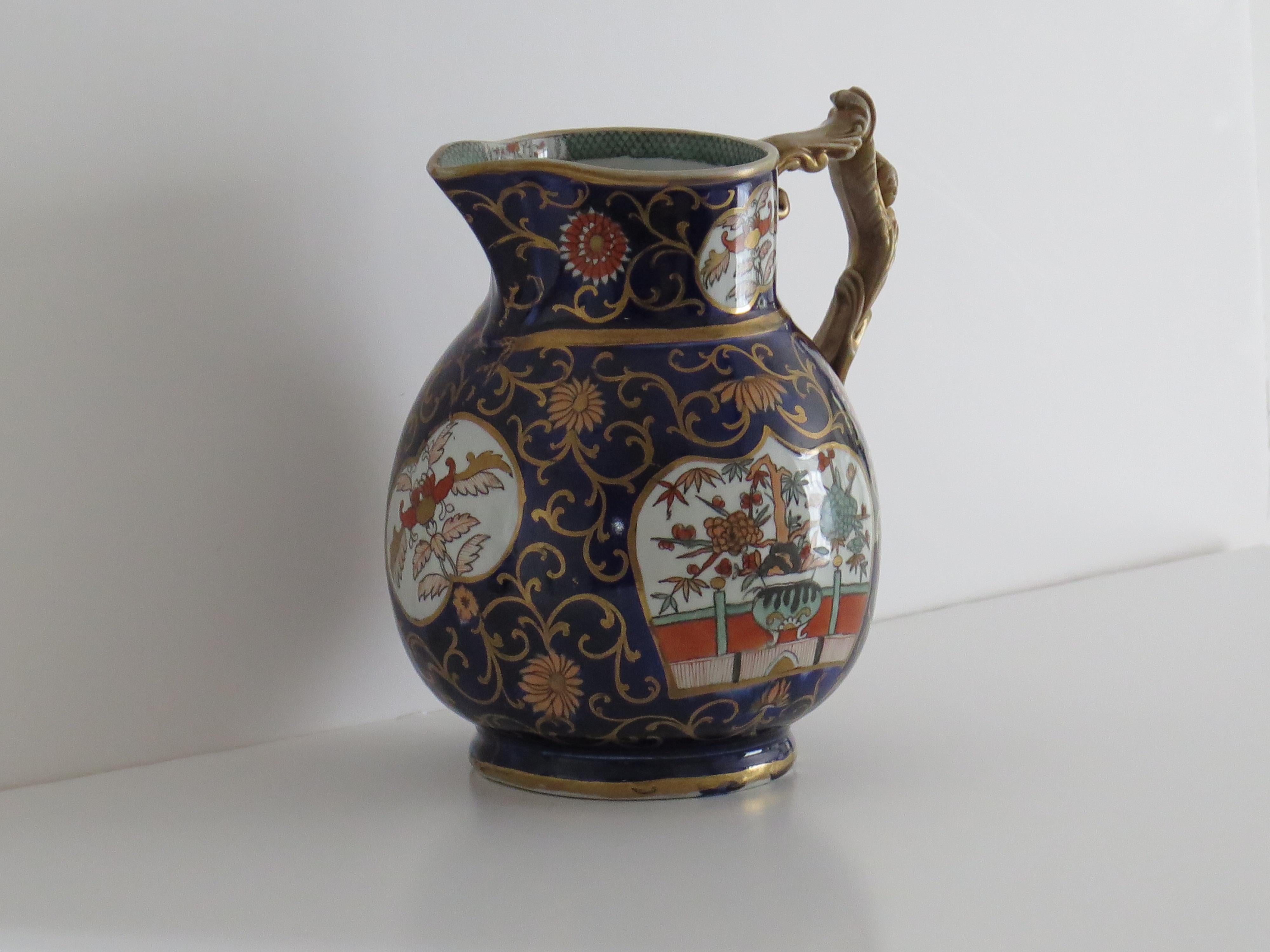 Cineserie Brocca o brocca grande in Mason's Ironstone Blue Hawthorne Ptn, forma rara, CIRCA 1830 in vendita