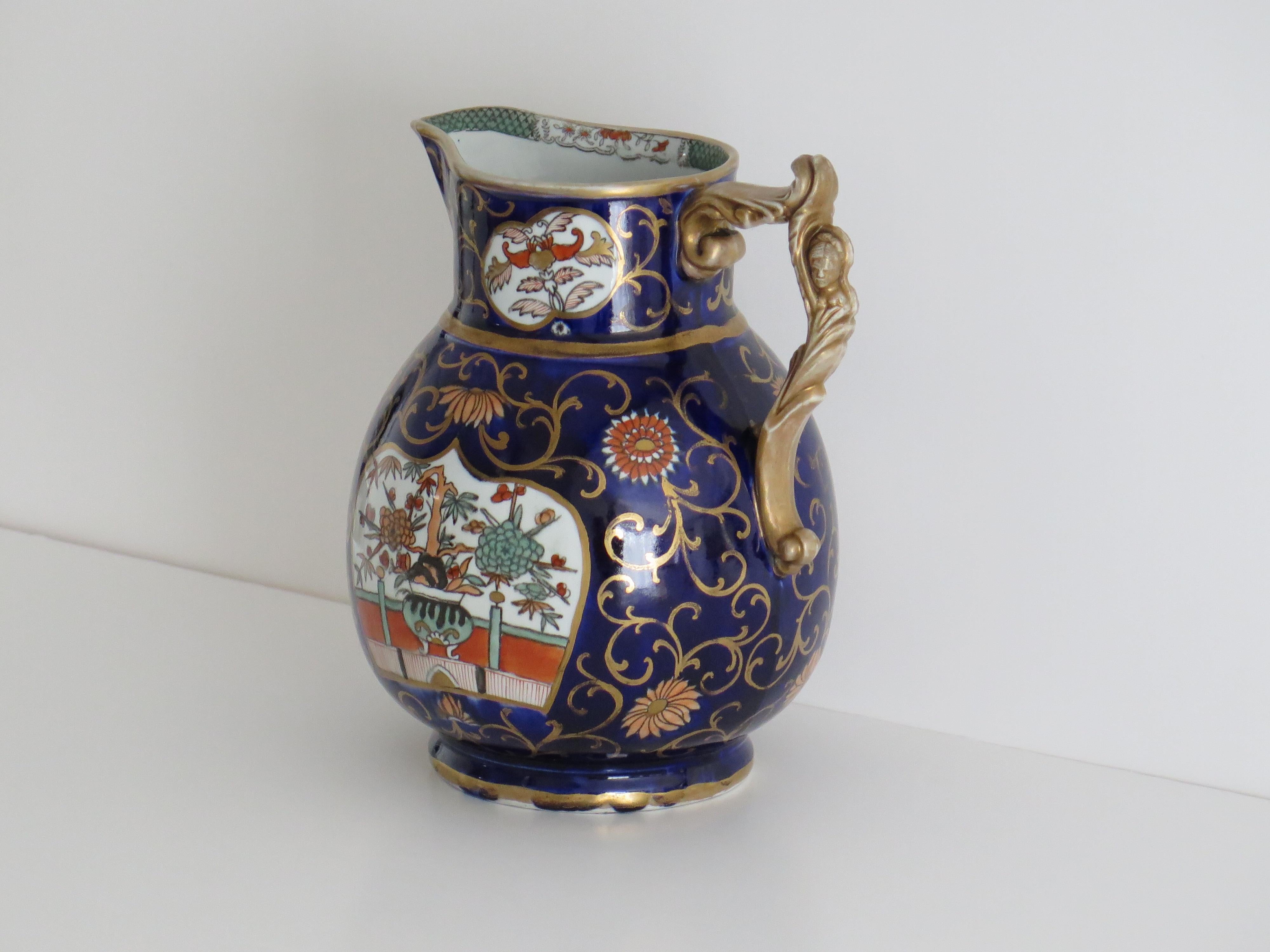 Inglese Brocca o brocca grande in Mason's Ironstone Blue Hawthorne Ptn, forma rara, CIRCA 1830 in vendita