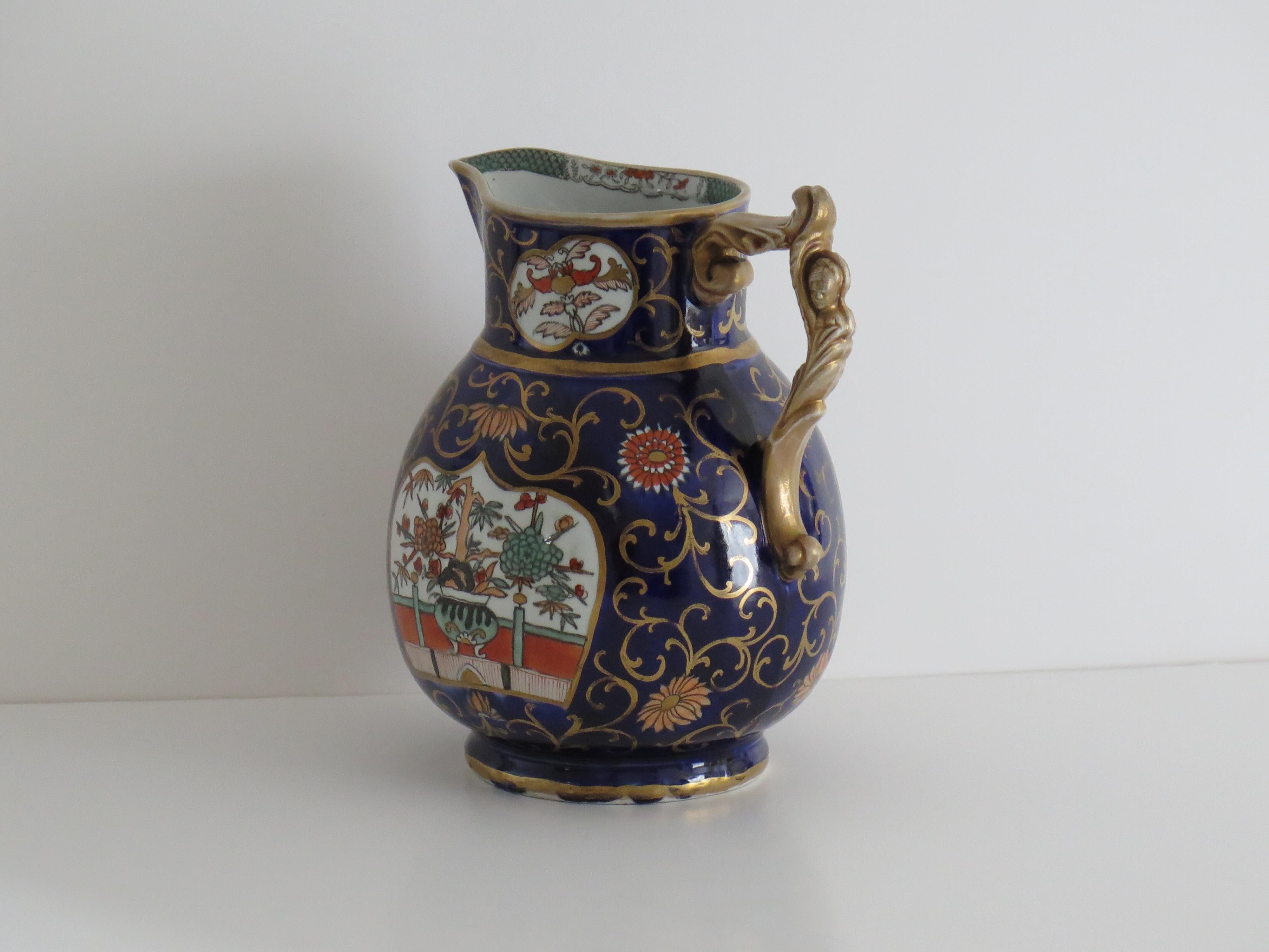Dipinto a mano Brocca o brocca grande in Mason's Ironstone Blue Hawthorne Ptn, forma rara, CIRCA 1830 in vendita