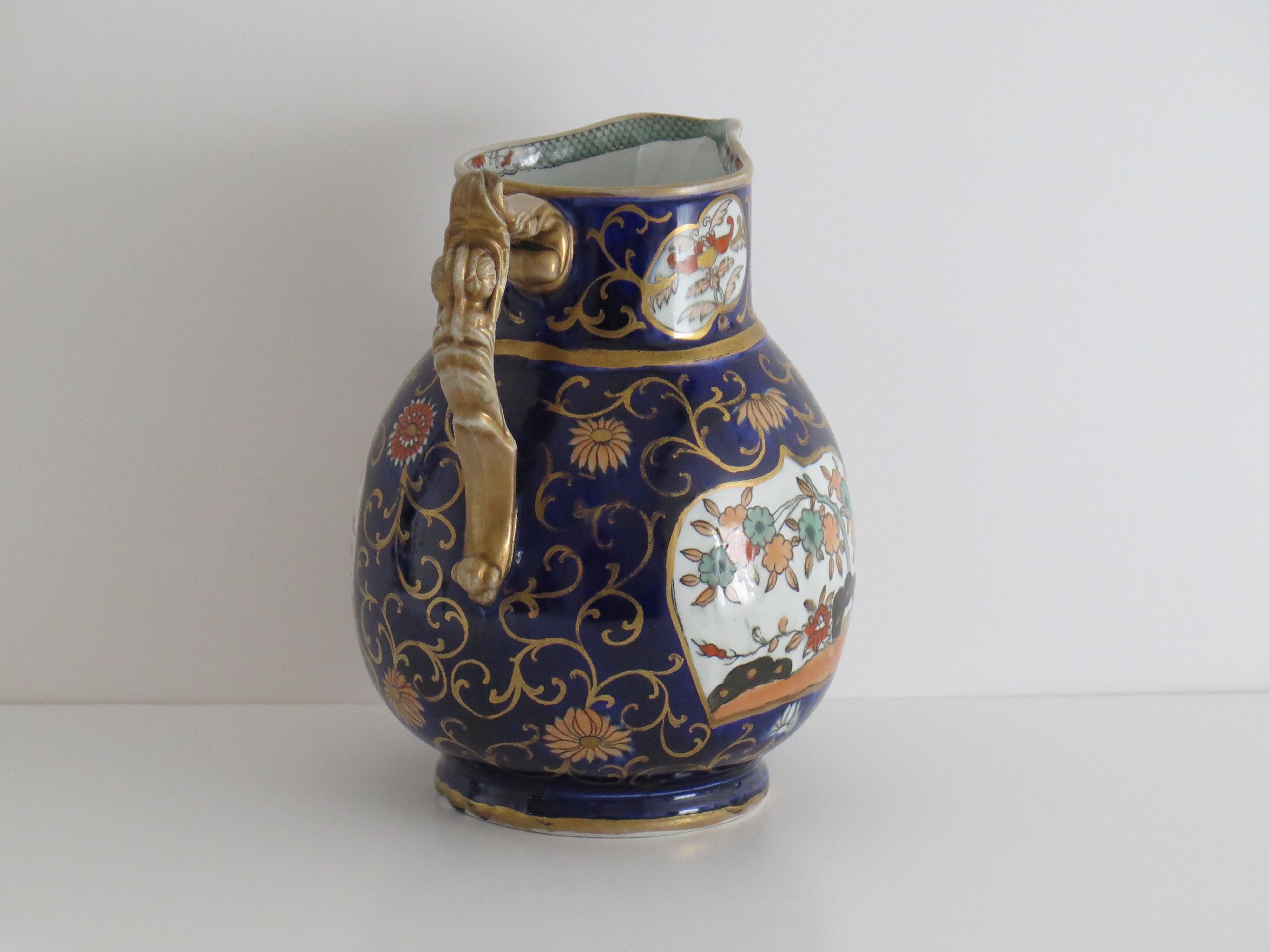 Brocca o brocca grande in Mason's Ironstone Blue Hawthorne Ptn, forma rara, CIRCA 1830 In condizioni buone in vendita a Lincoln, Lincolnshire