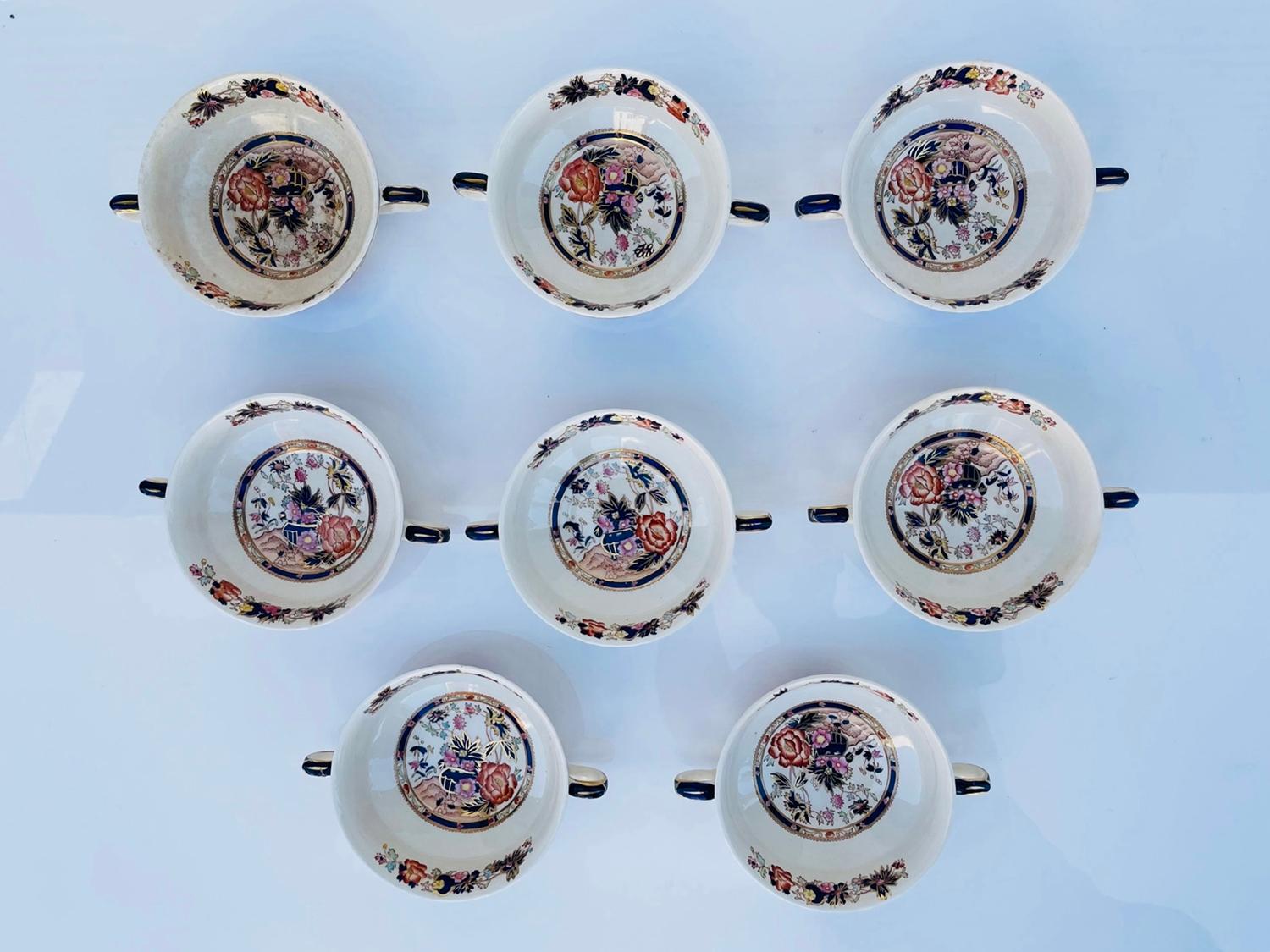 Juego de 6 platos hondos, 5 platos para ensalada o pan, 10 platos llanos y 2 tazas, fabricado en Inglaterra por Mason's y perteneciente a la colección Mandarin.
Las piezas tienen bonitos diseños pintados a mano con colores llamativos.
Un cuenco es
