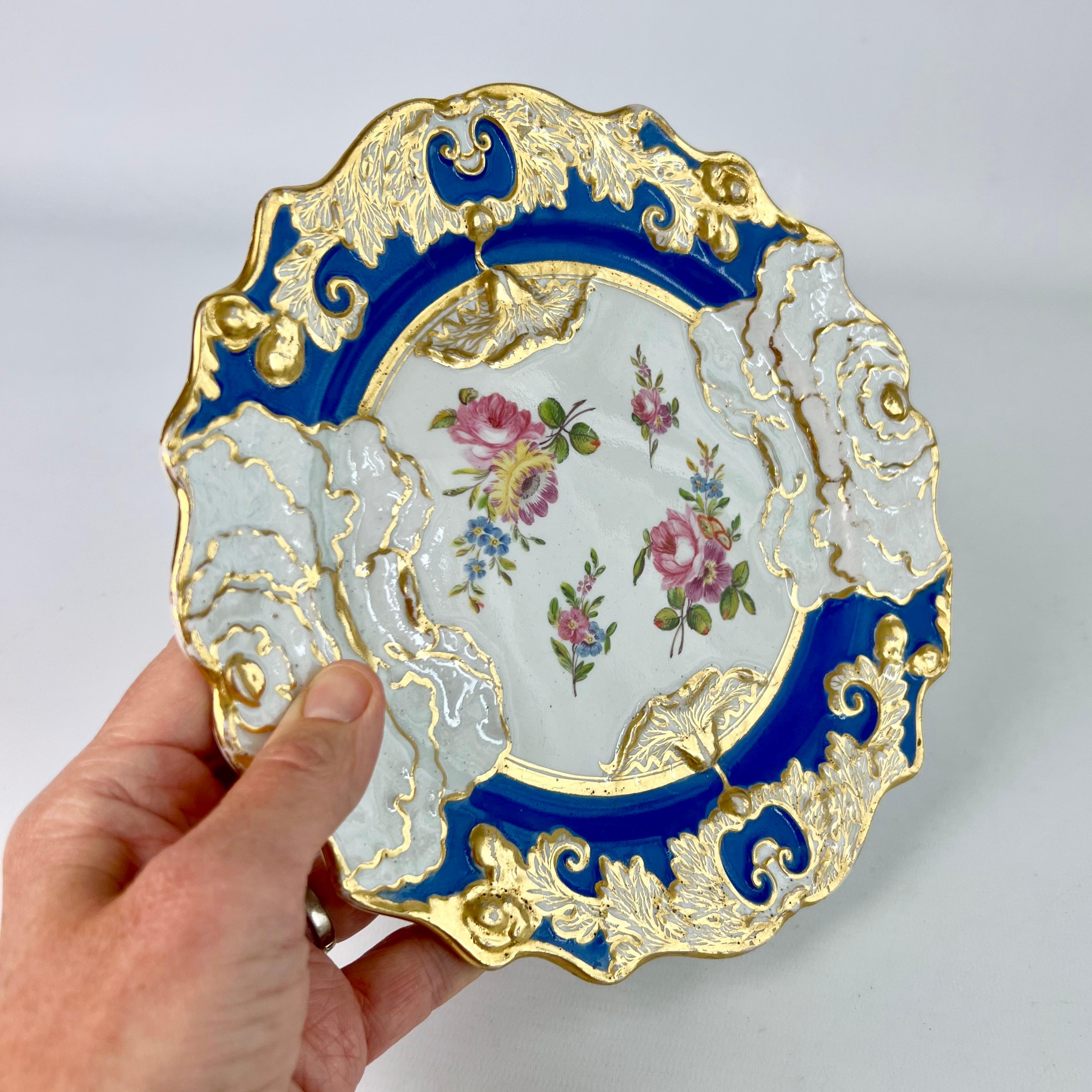 Il s'agit d'une belle assiette à dessert fabriquée par Mason vers 1840. L'assiette a la merveilleuse forme d'un chou avec un fond bleu royal brillant et de belles gerbes de fleurs peintes à la main.

Miles Mason est l'un des premiers de la