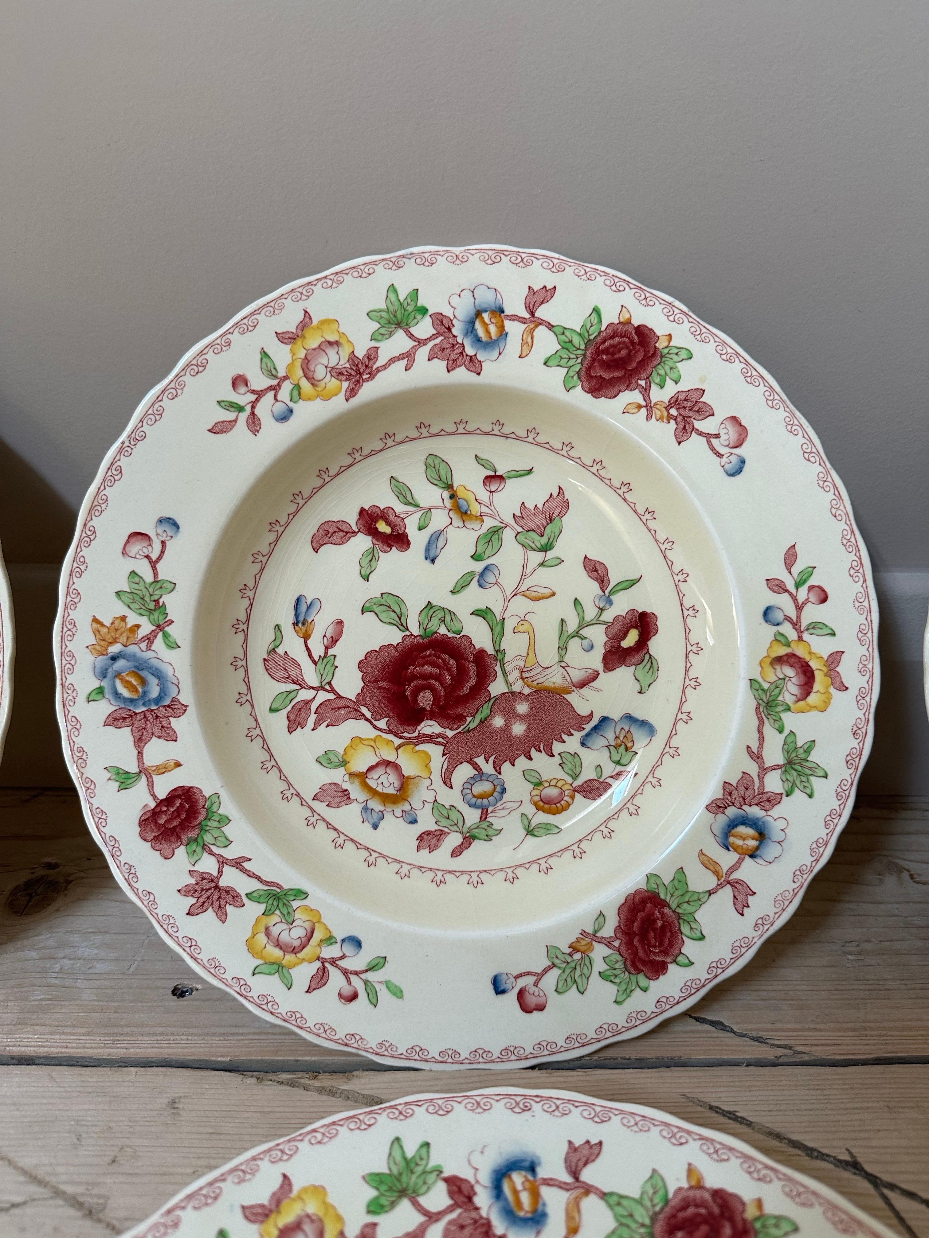 This beautiful set of six stew bowls by Mason’s Ironstone dates to 1950 and features the timeless elegance of the Regency pattern. Crafted in England, these bowls are a fine representation of early 20th-century ironstone dinnerware, blending classic