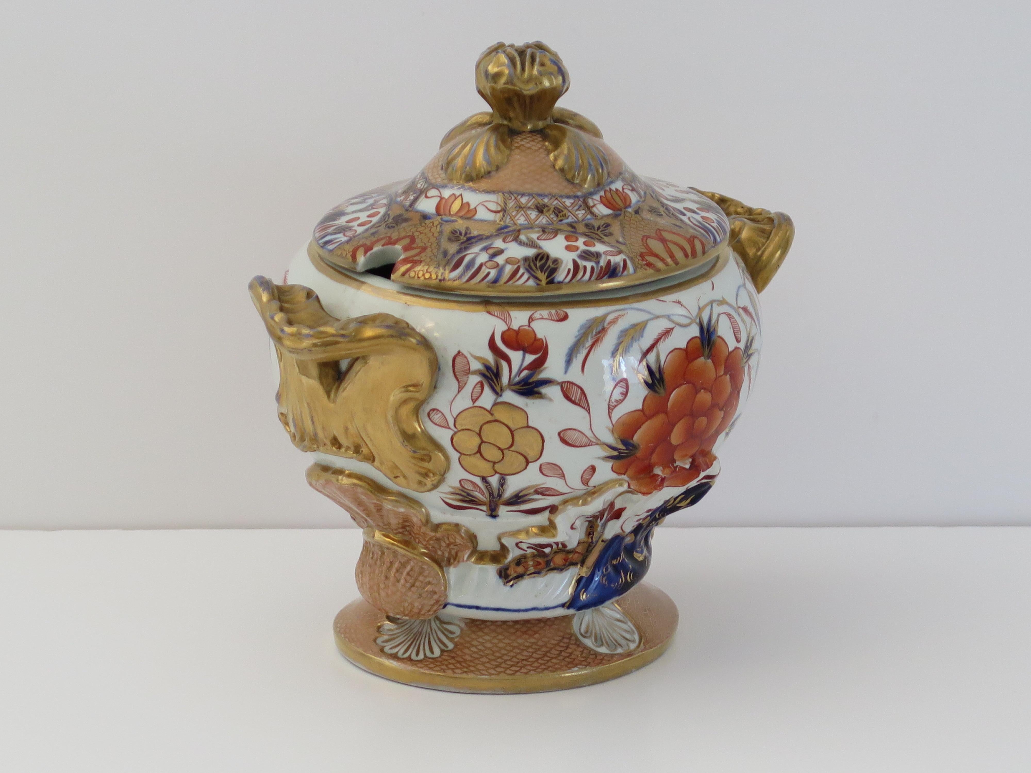 Mason's Ironstone Sauce Tureen in Fence, Rock & Blue Willow Pattern, circa 1818 In Good Condition For Sale In Lincoln, Lincolnshire