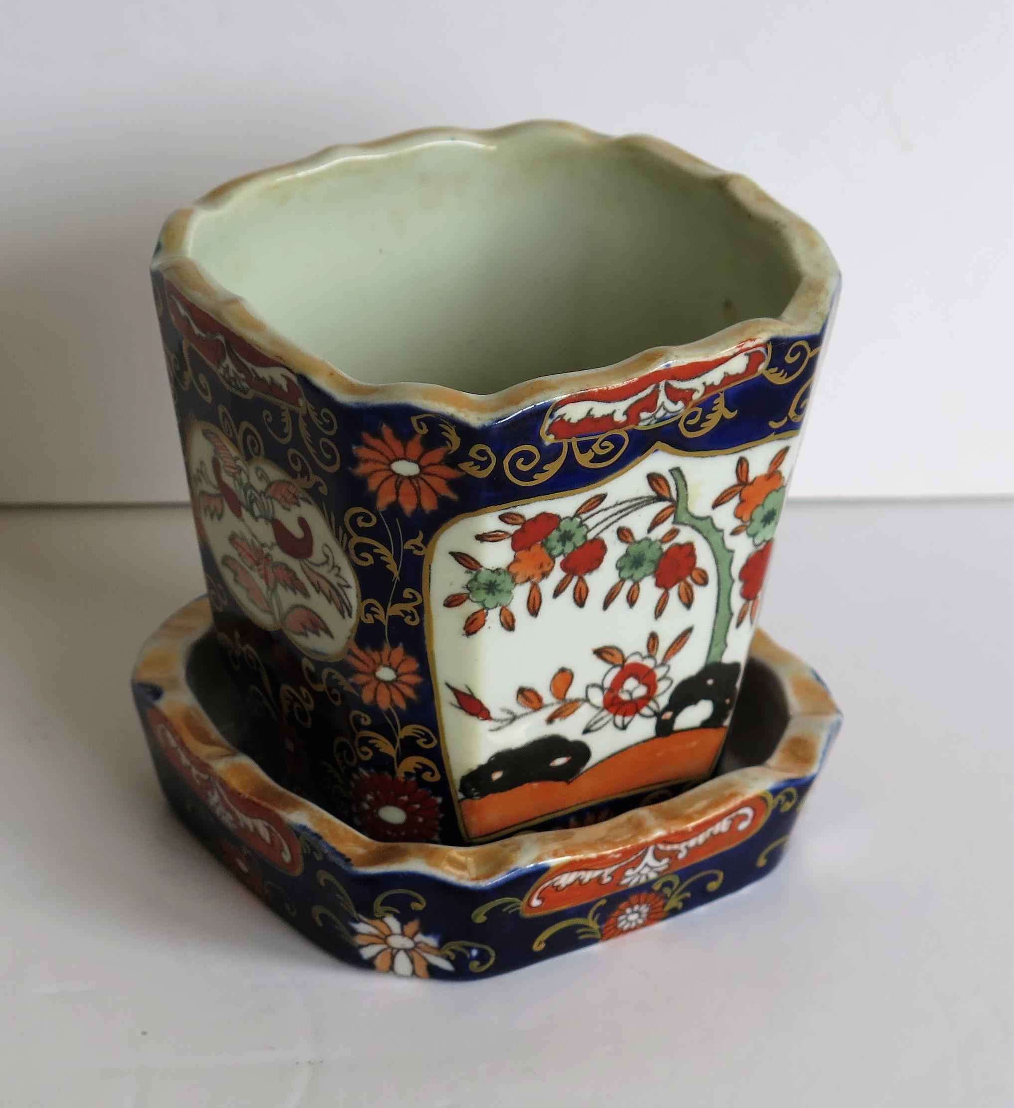Mason's Ironstone Small Plant Pot or Jardinière on Stand in Blue Hawthorne Ptn In Good Condition In Lincoln, Lincolnshire