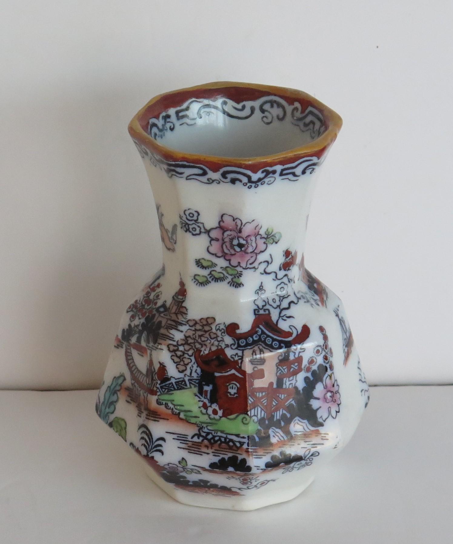 Si tratta di un buon vaso o becher realizzato da Mason's Ironstone, Lane Delph, Inghilterra, a metà del XIX secolo, circa 1850.

Il motivo si chiama Salice del Giappone e sarebbe stato stampato a trasferimento con smalti in rilievo dipinti a mano.