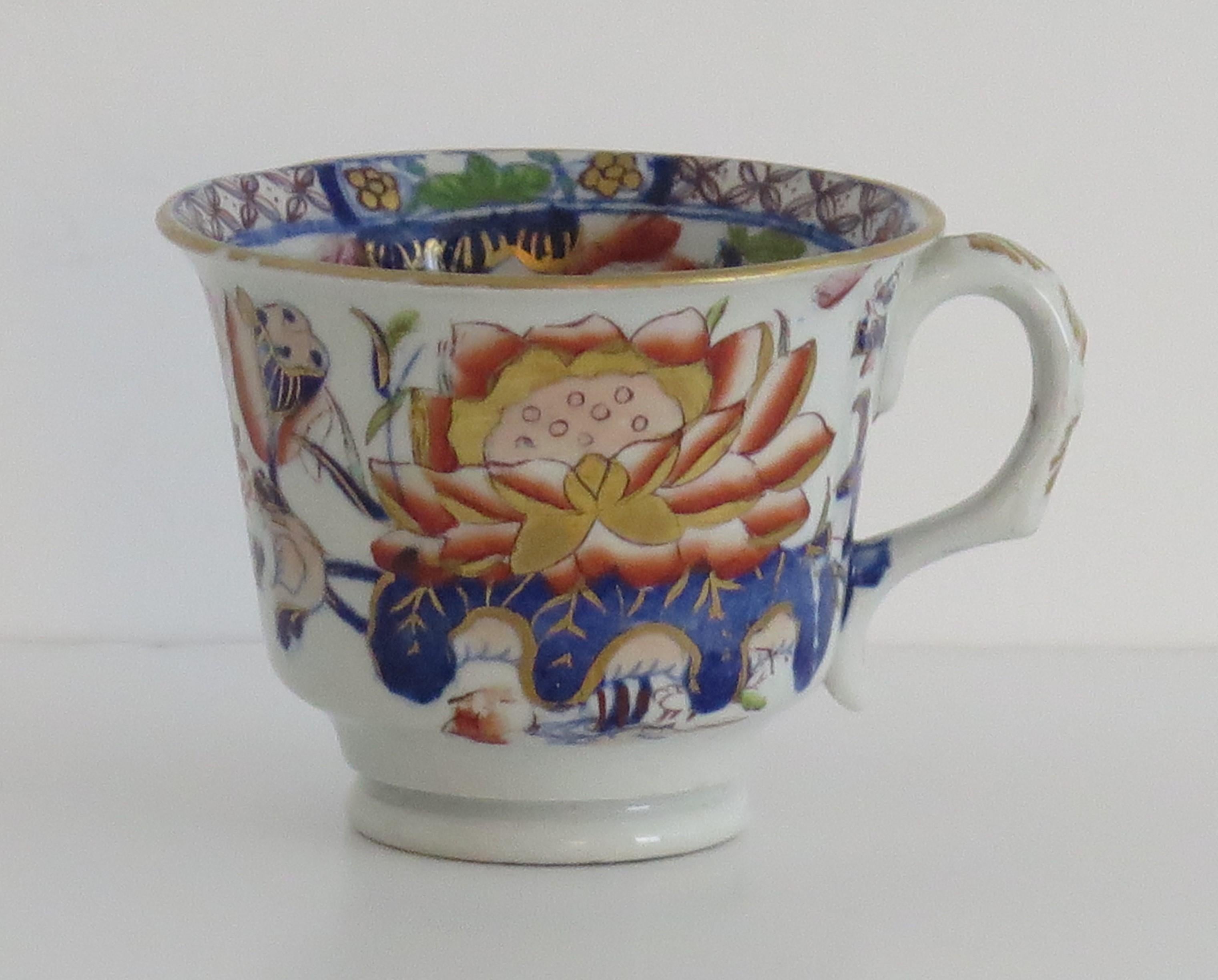 Dies ist eine schöne, frühe Teetasse mit dem begehrten Seerosenmuster, hergestellt von Mason's Ironstone, England, um 1835.

Diese Tasse hat eines der sehr dekorativen und begehrten orientalischen Chinoiserie-Muster namens 