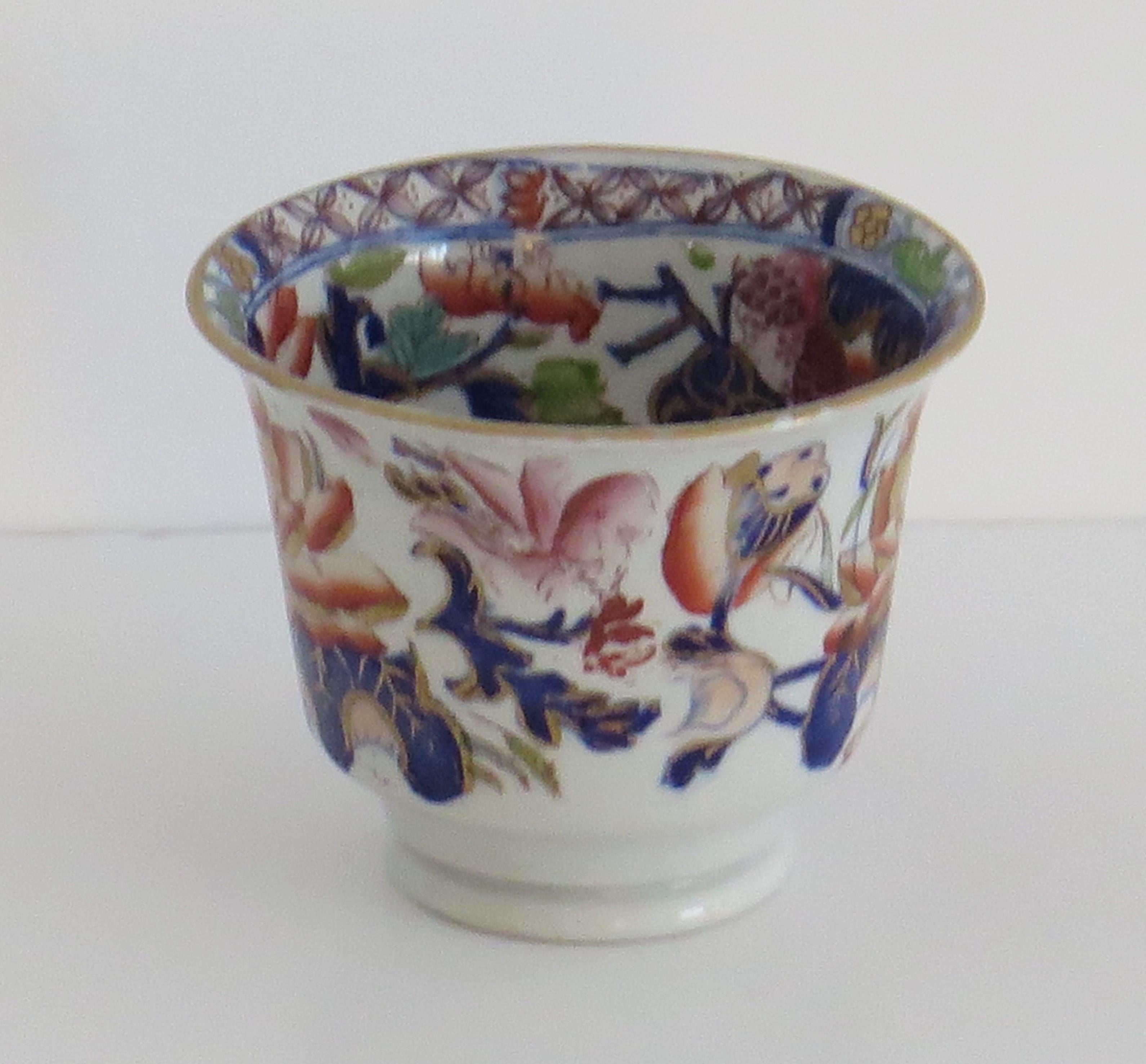 Mason's Ironstone Tea Cup Hand Painted in Gilded Water Lily Pattern, circa 1835 In Good Condition For Sale In Lincoln, Lincolnshire