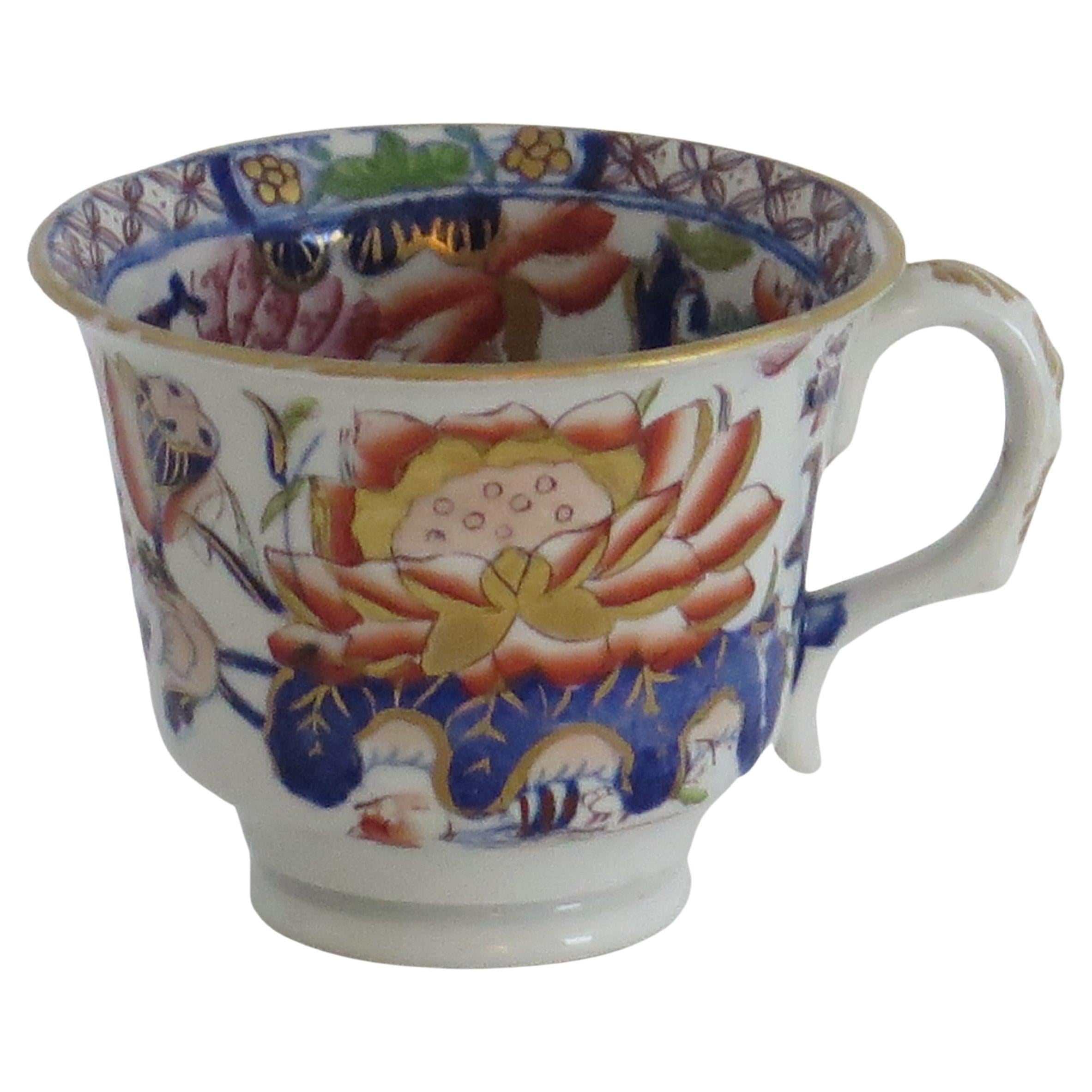 Taza de té de Mason's Ironstone pintada a mano con motivo de nenúfar dorado, hacia 1835
