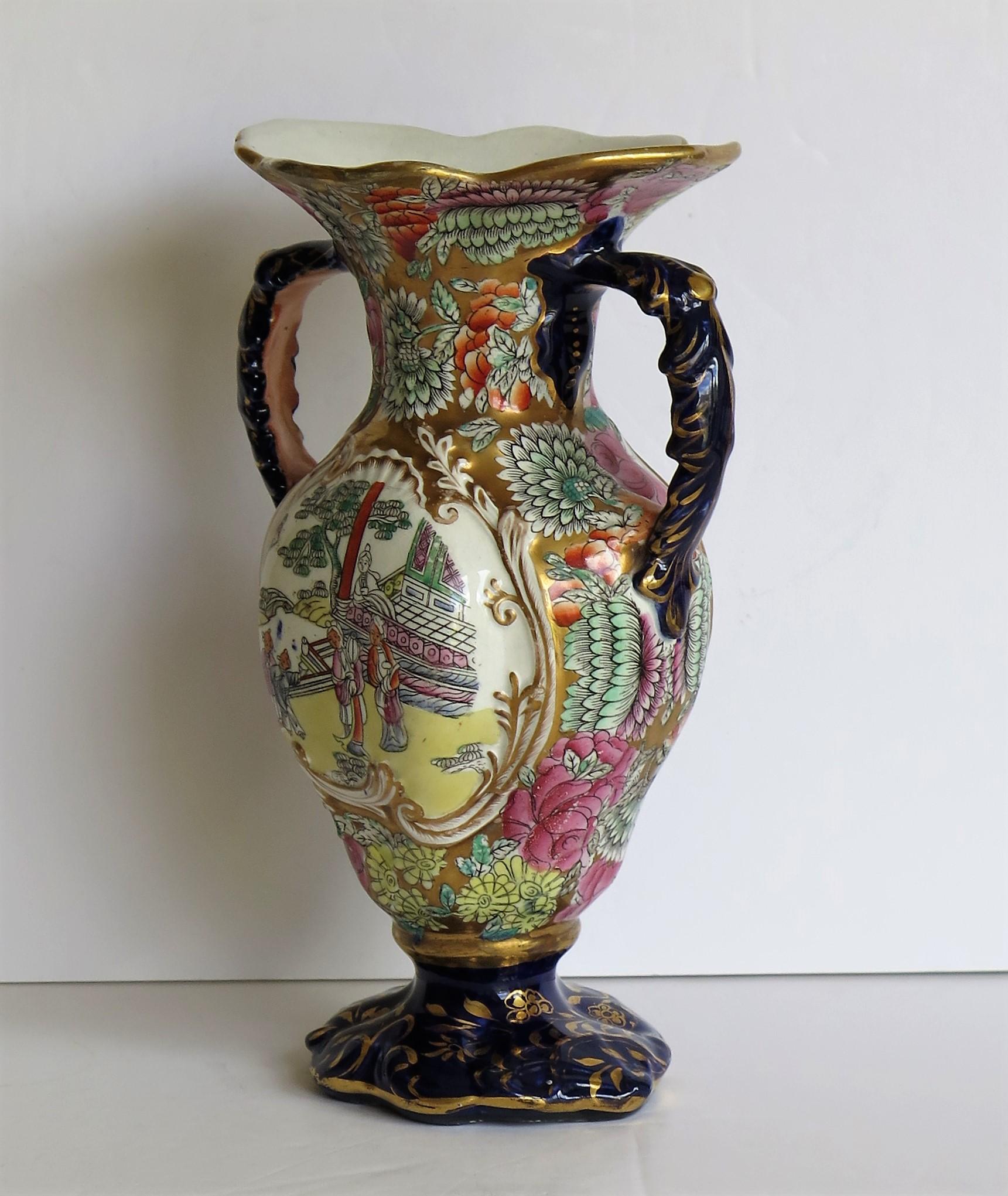 Mason's Ironstone Twin Handled Vase in Chinese Visitors Pattern, circa 1825 In Good Condition In Lincoln, Lincolnshire
