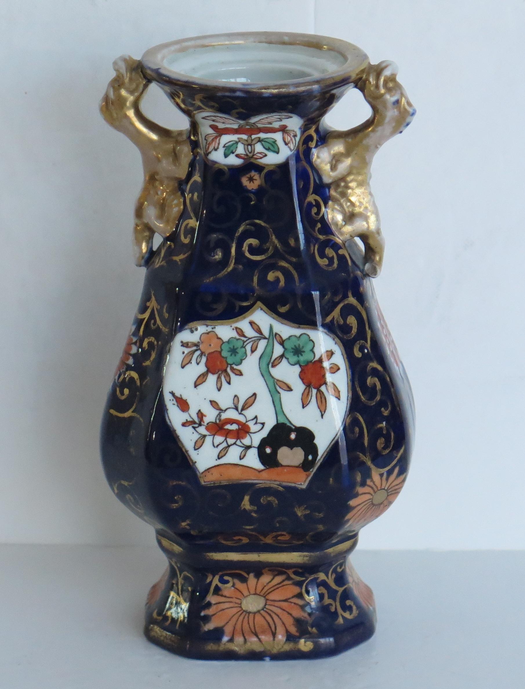 Es handelt sich um eine Vase aus Eisenstein mit dem blauen Hawthorne- und Zaun- und Schalenmuster, hergestellt von Mason's Ironstone of Lane Delph, Staffordshire, England, in der ersten Hälfte des 19. Jahrhunderts, ca. 1825-1835.

Die Vase hat