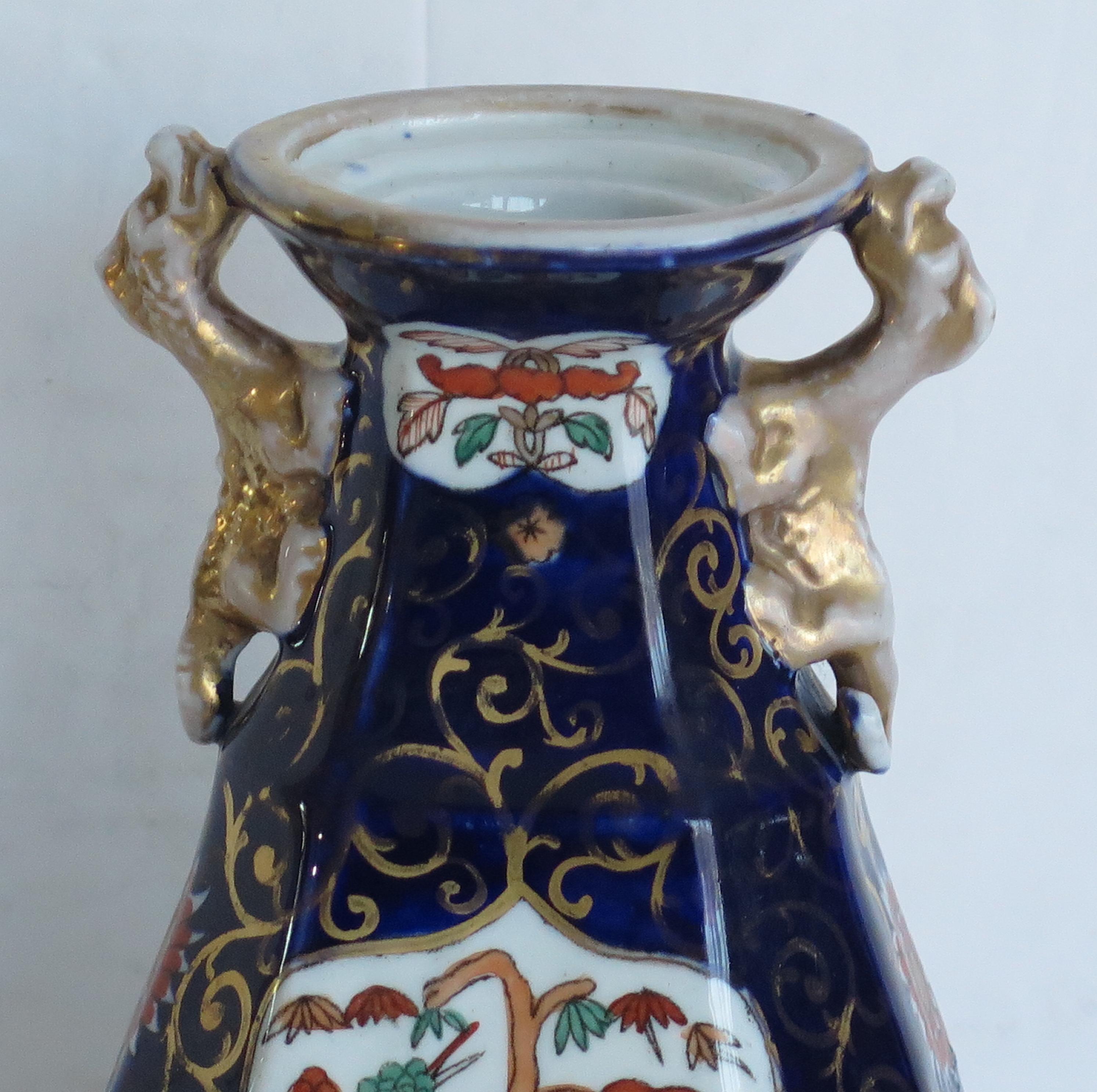Mason's Ironstone-Vase in blauem Hawthorne-Muster, um 1830 (Handbemalt) im Angebot