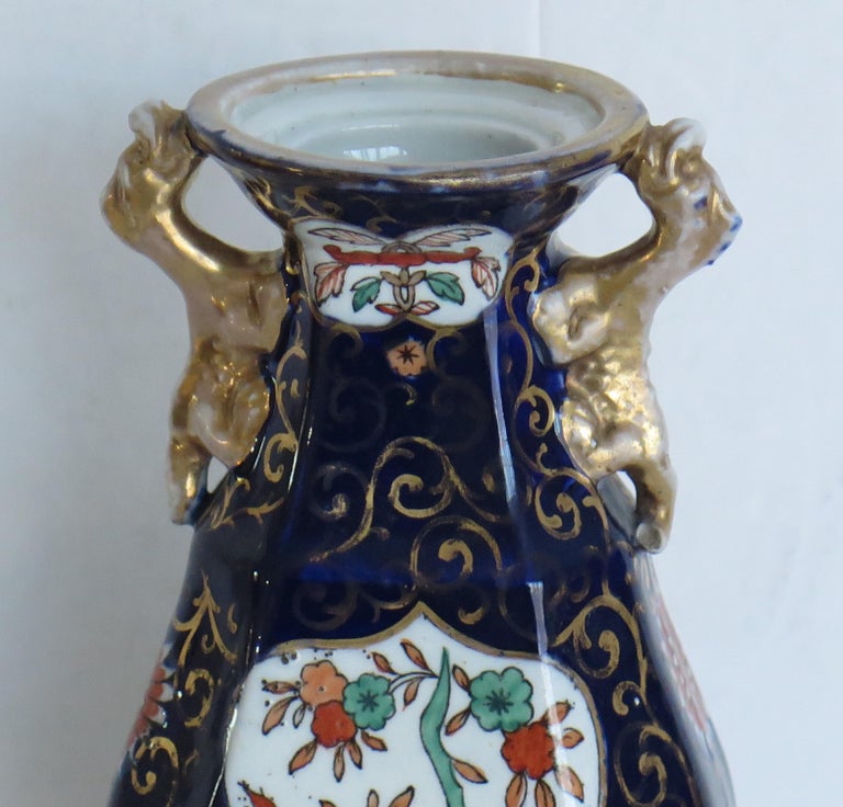 Mason's Ironstone Vase in Blue Hawthorne Pattern, Circa 1830 In Good Condition For Sale In Lincoln, Lincolnshire
