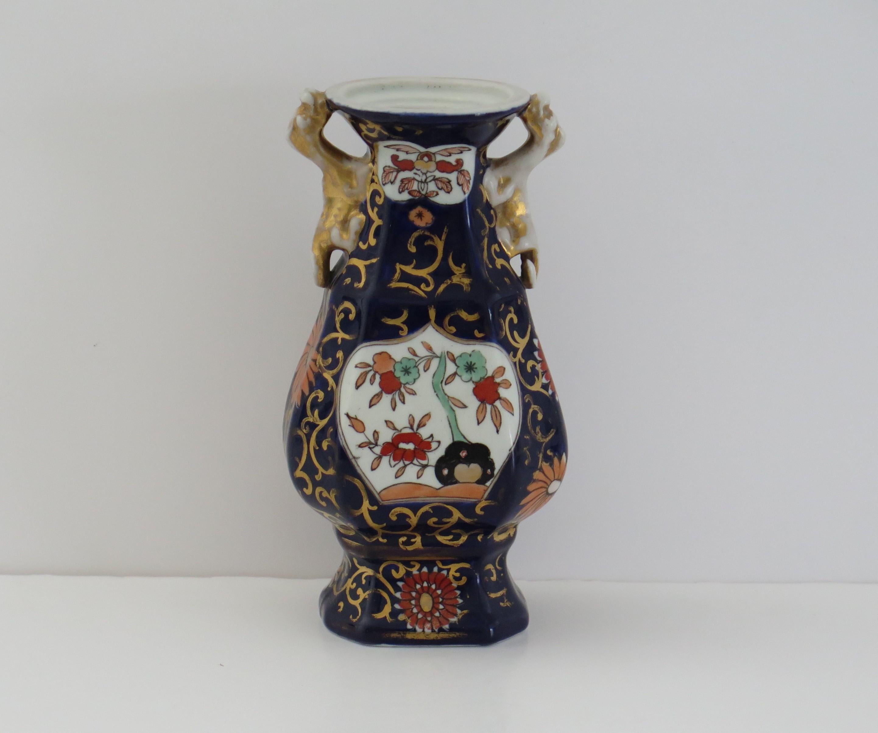 Si tratta di un vaso in pietra ferrosa con motivo Hawthorne e recinto e ciotola blu, realizzato da Mason's Ironstone di Lane Delph, Staffordshire, Inghilterra, durante la prima metà del XIX secolo, circa 1825-1835.

Il vaso ha una forma a balaustro