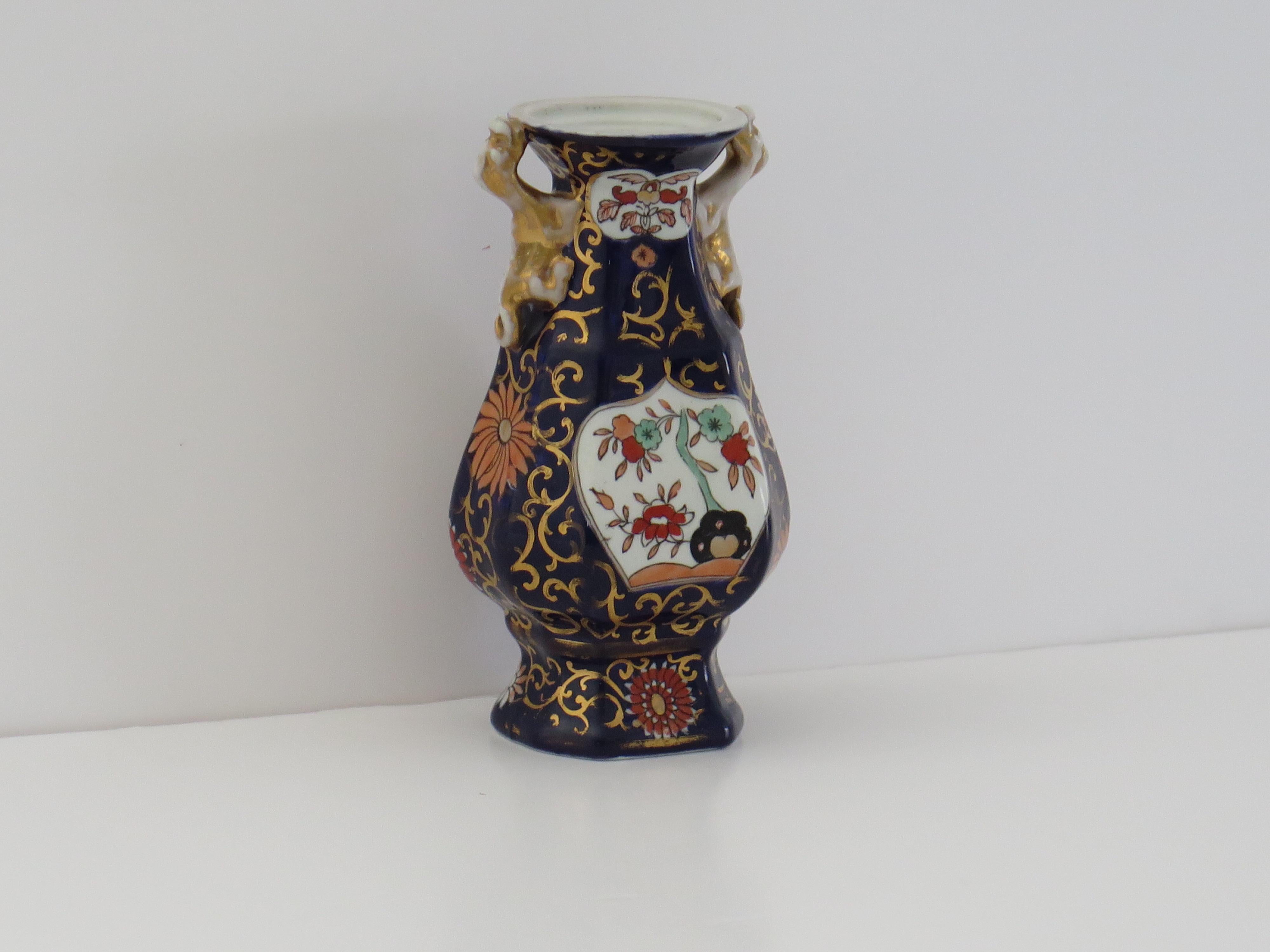 Cineserie Vaso Mason's Ironstone con motivo Hawthorne blu (No. 2), CIRCA 1830 in vendita