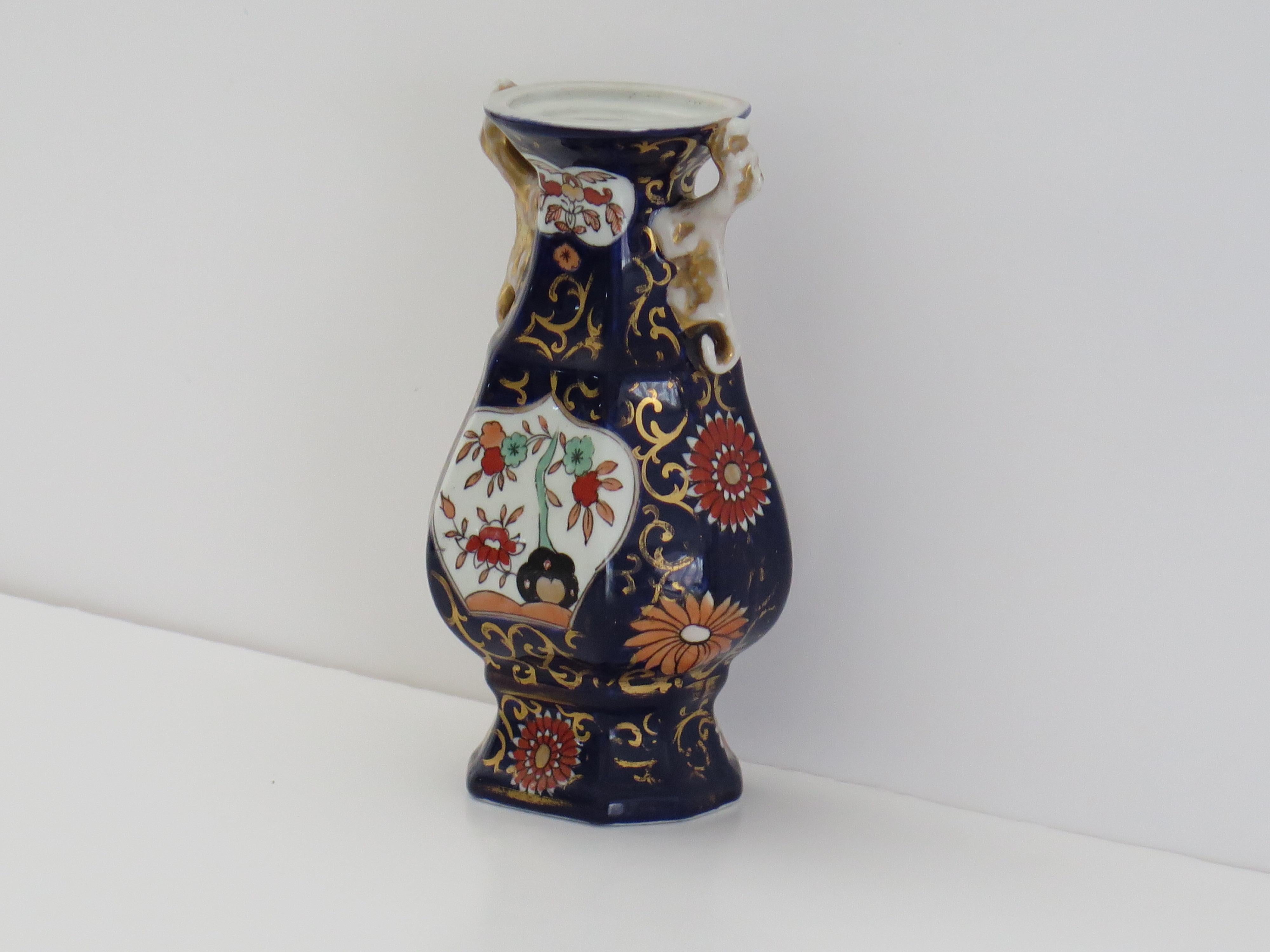 Dipinto a mano Vaso Mason's Ironstone con motivo Hawthorne blu (No. 2), CIRCA 1830 in vendita