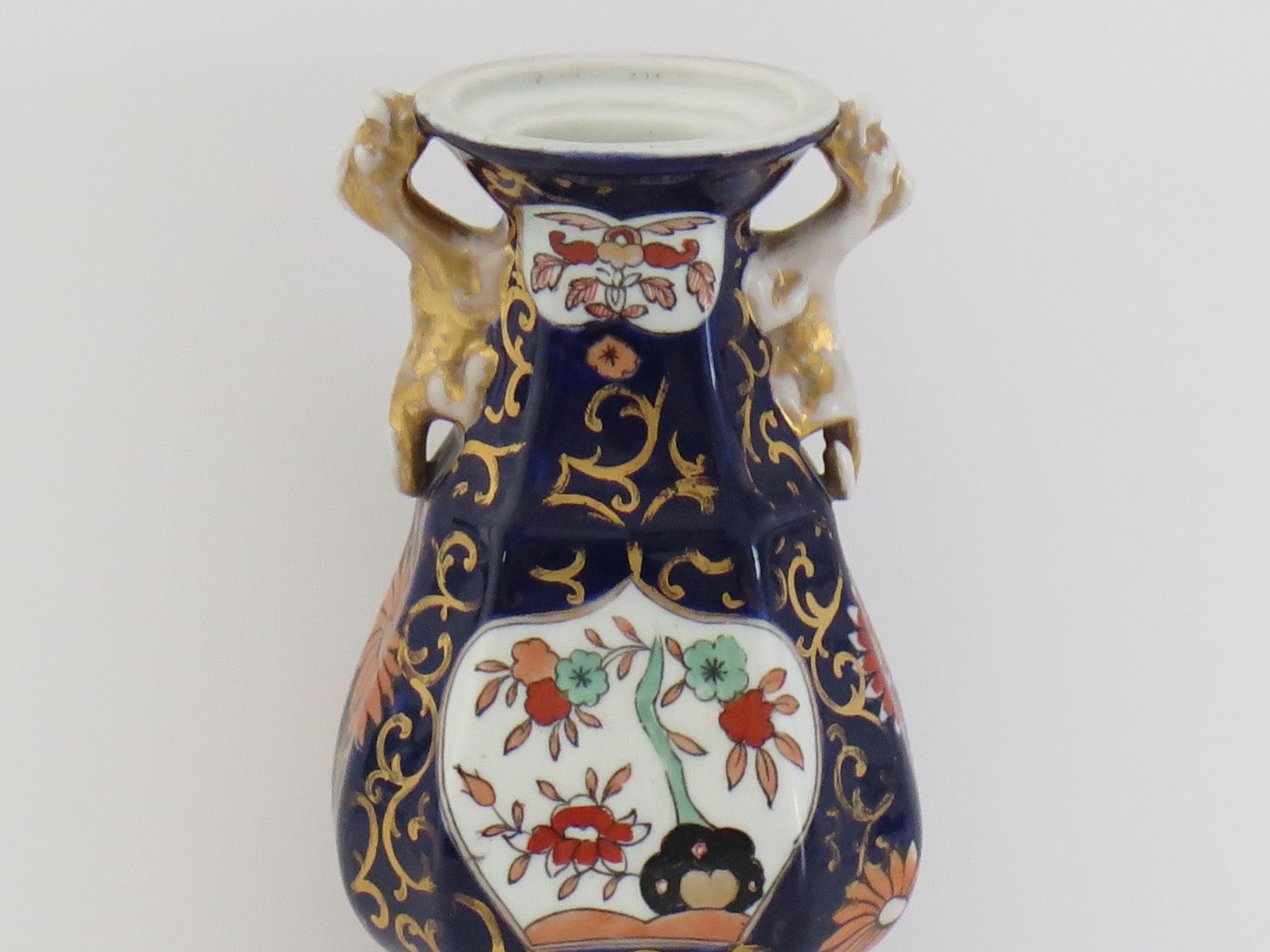 XIX secolo Vaso Mason's Ironstone con motivo Hawthorne blu (No. 2), CIRCA 1830 in vendita
