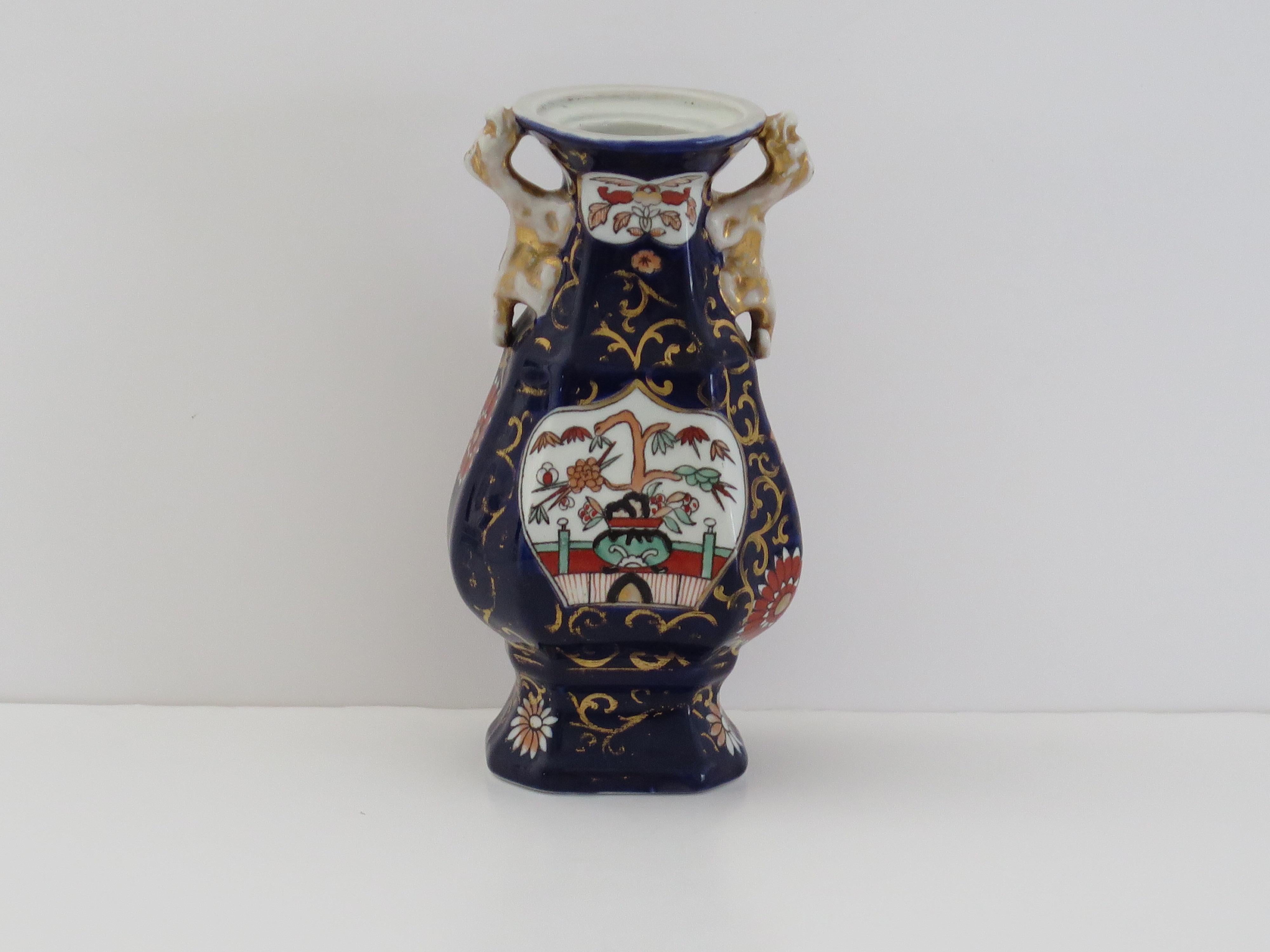 Vaso Mason's Ironstone con motivo Hawthorne blu (No. 2), CIRCA 1830 in vendita 2