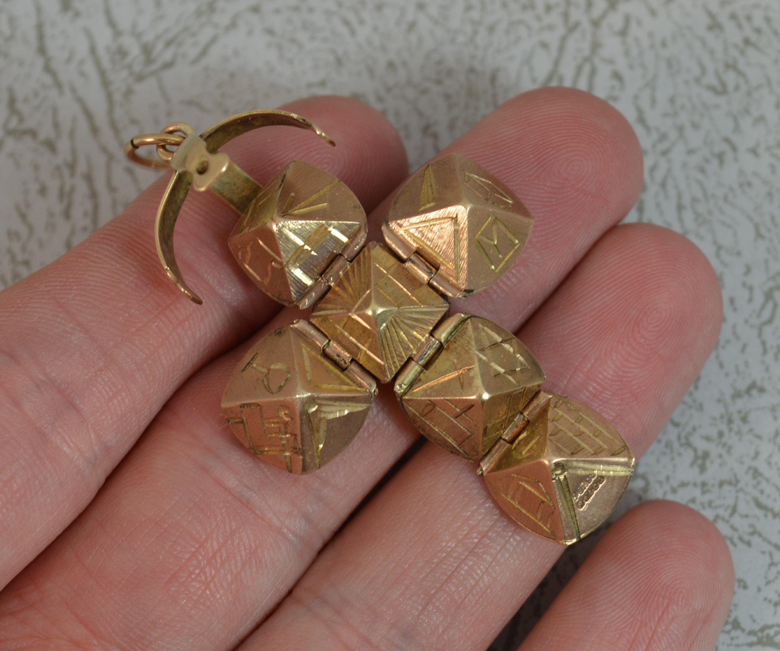 Fine quality solid Masonic / mason's ball. Opens up fully. Stylish piece. 

Well made example in solid 9 carat gold throughout. (the vast majority have a gold on silver ball).

CONDITION ; Good for age. Crisp design. Opens up nicely. Closes up