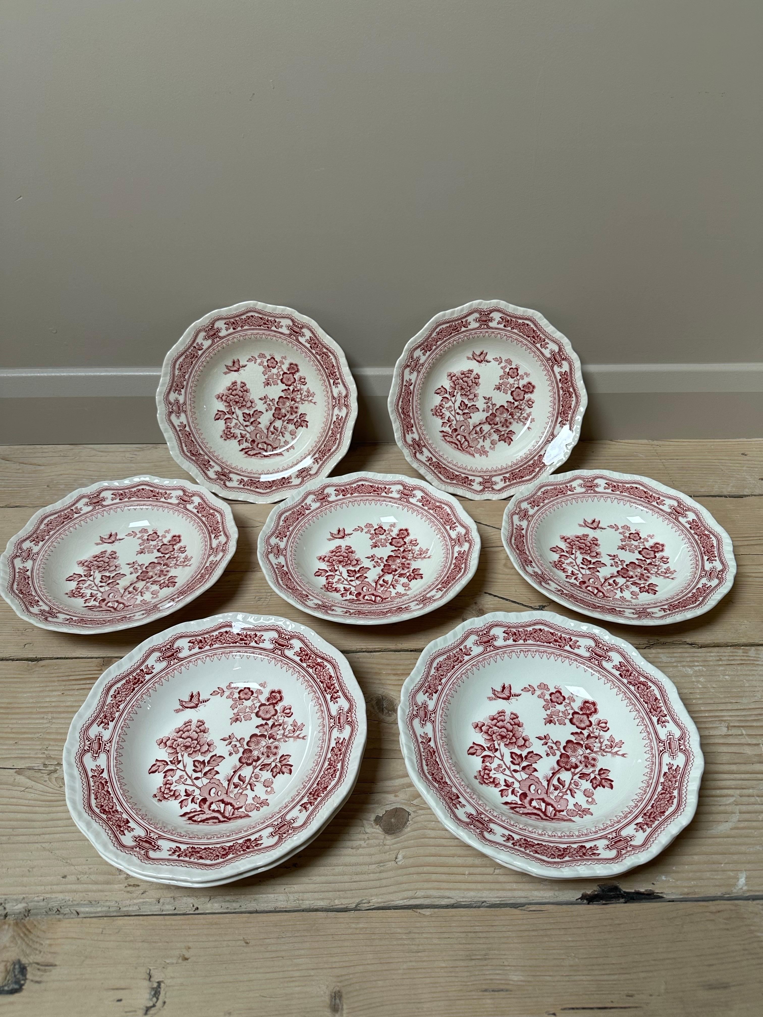 Questo squisito set comprende 9 ciotole per stufato Mason's Patent Ironstone 