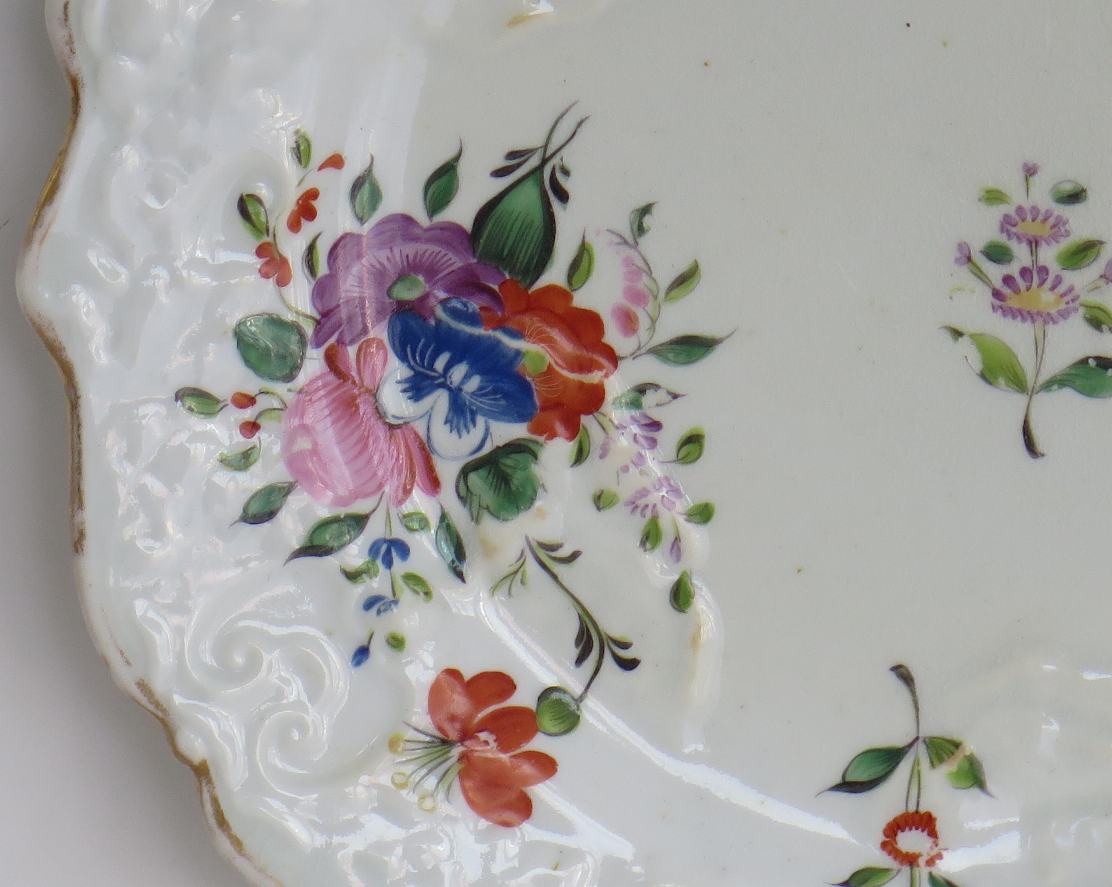 Peint à la main Assiette en porcelaine de Mason peinte à la main en aérosol central avec bordure mixte, vers 1815 en vente