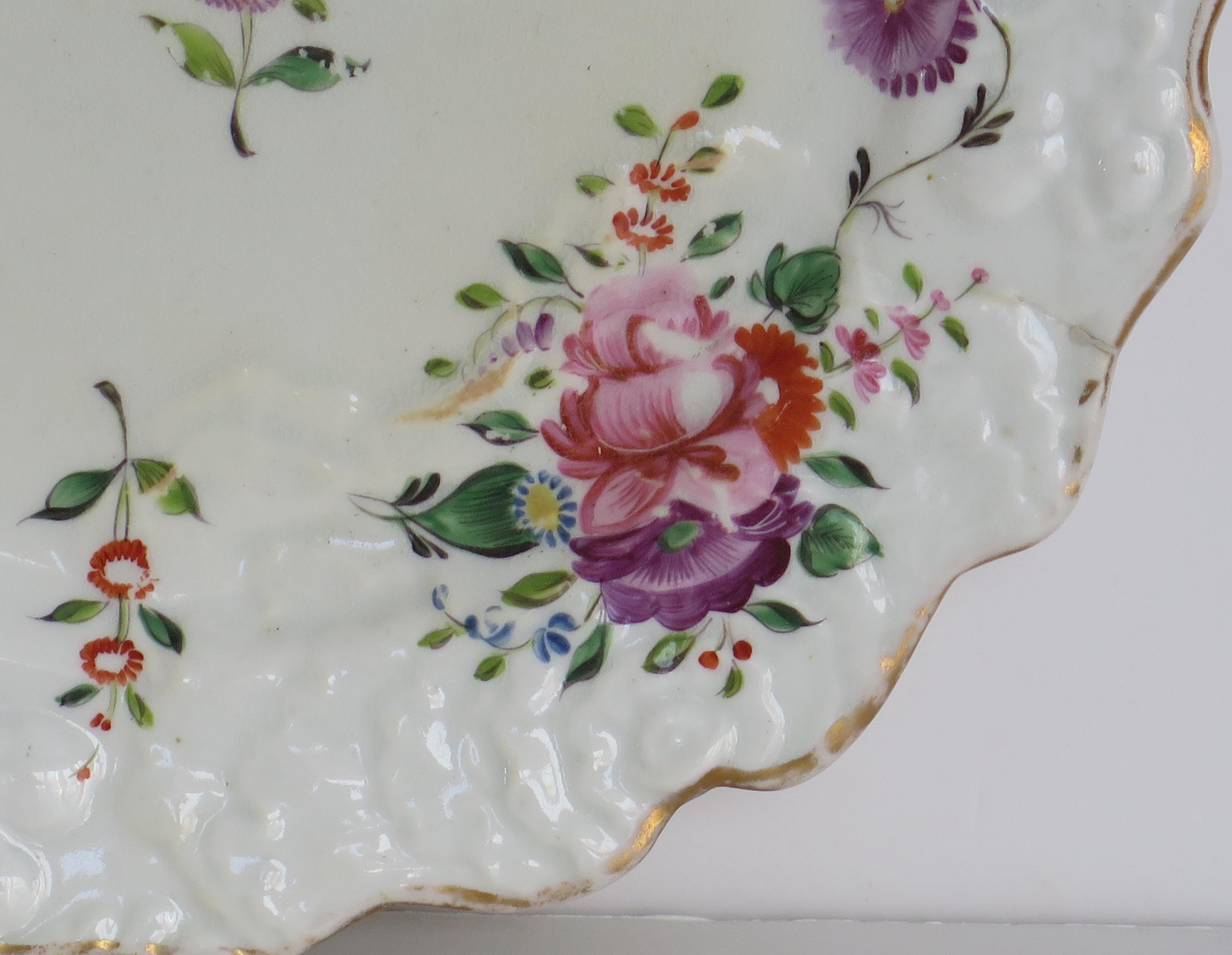 Mason's Porcelain Plate Hand Painted in Central Spray Mixed Border Ptn, Ca 1815 In Good Condition For Sale In Lincoln, Lincolnshire