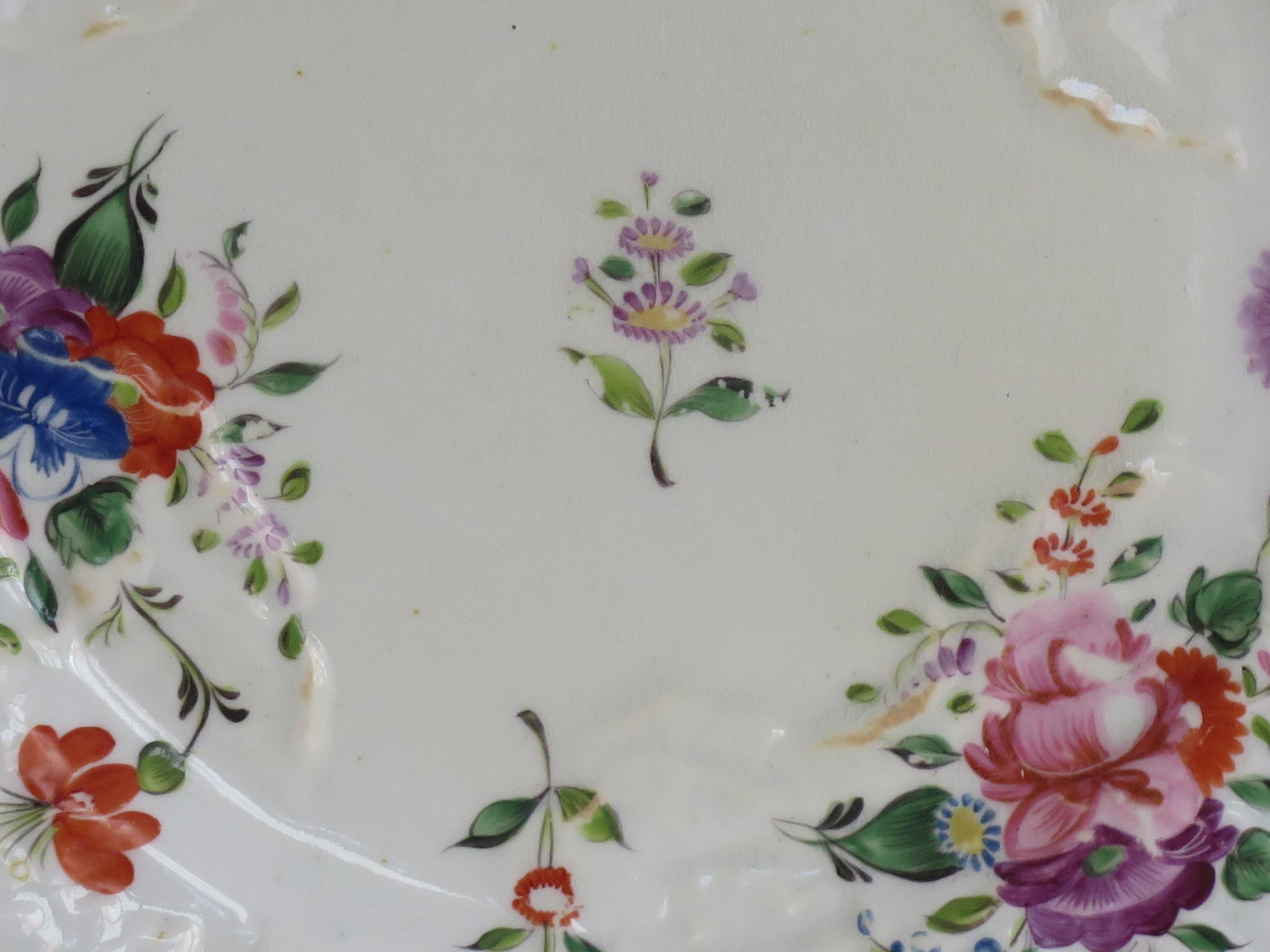 XIXe siècle Assiette en porcelaine de Mason peinte à la main en aérosol central avec bordure mixte, vers 1815 en vente