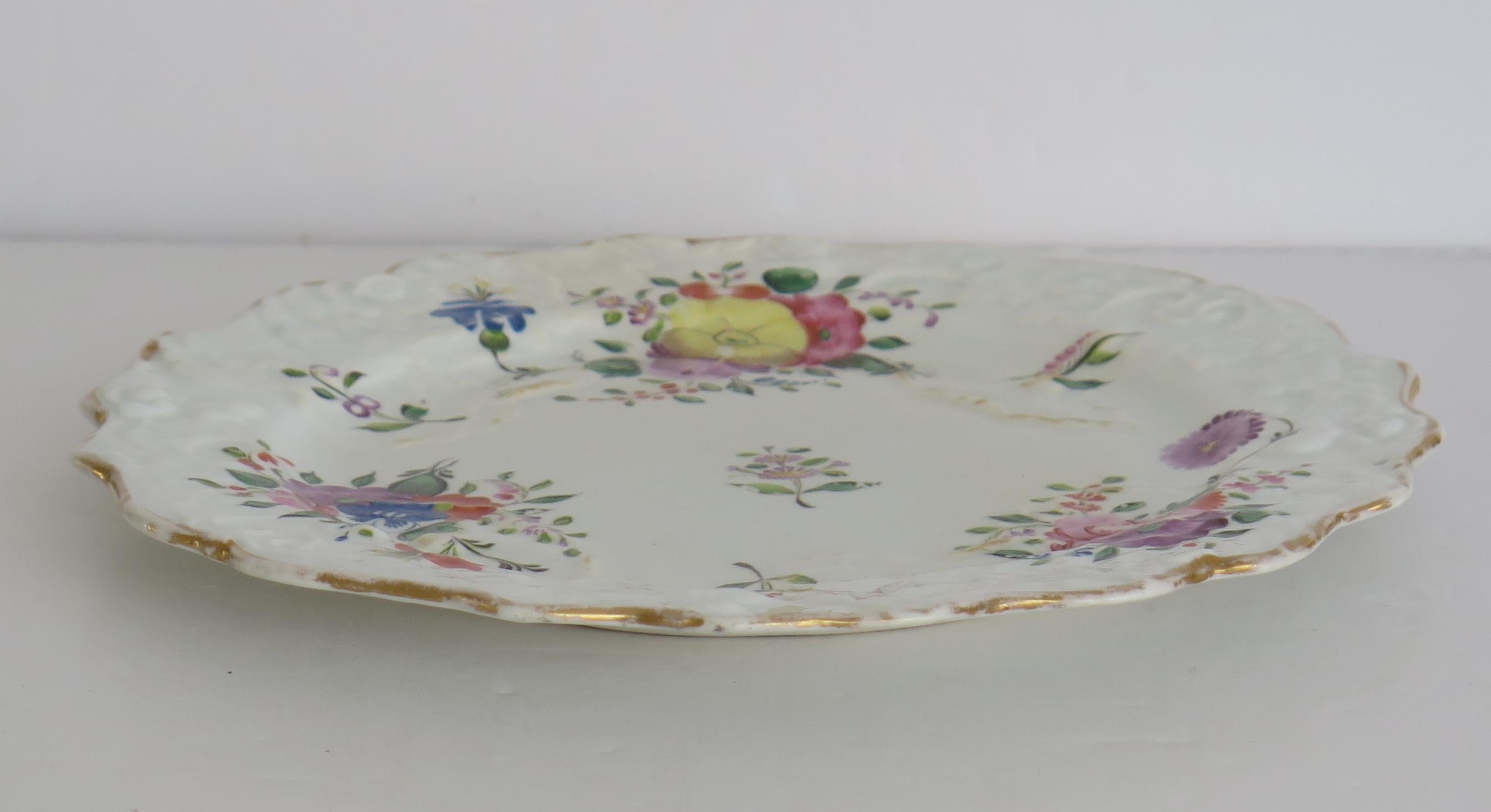 Porcelaine Assiette en porcelaine de Mason peinte à la main en aérosol central avec bordure mixte, vers 1815 en vente