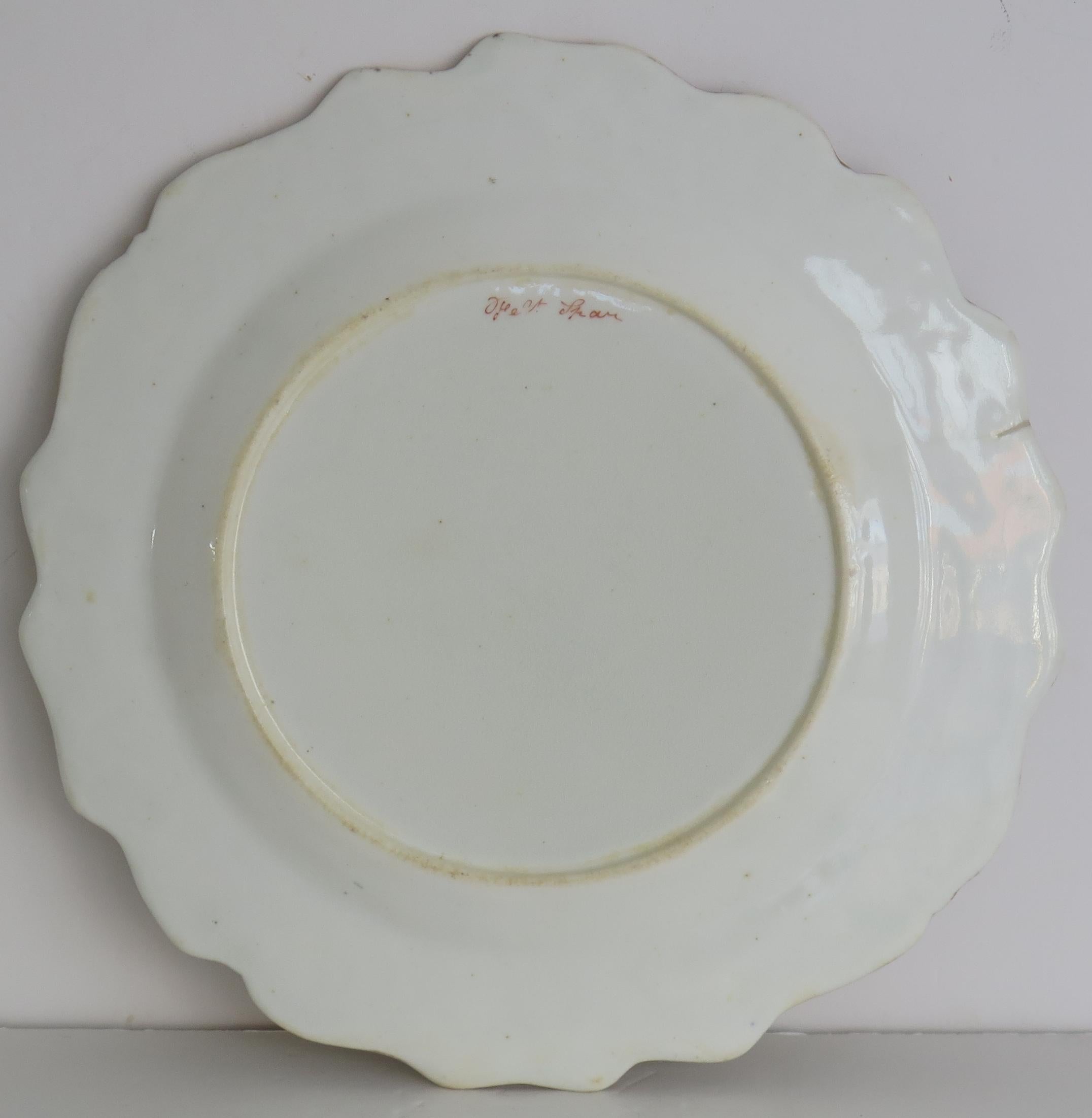 Assiette en porcelaine de Mason peinte à la main en aérosol central avec bordure mixte, vers 1815 en vente 2