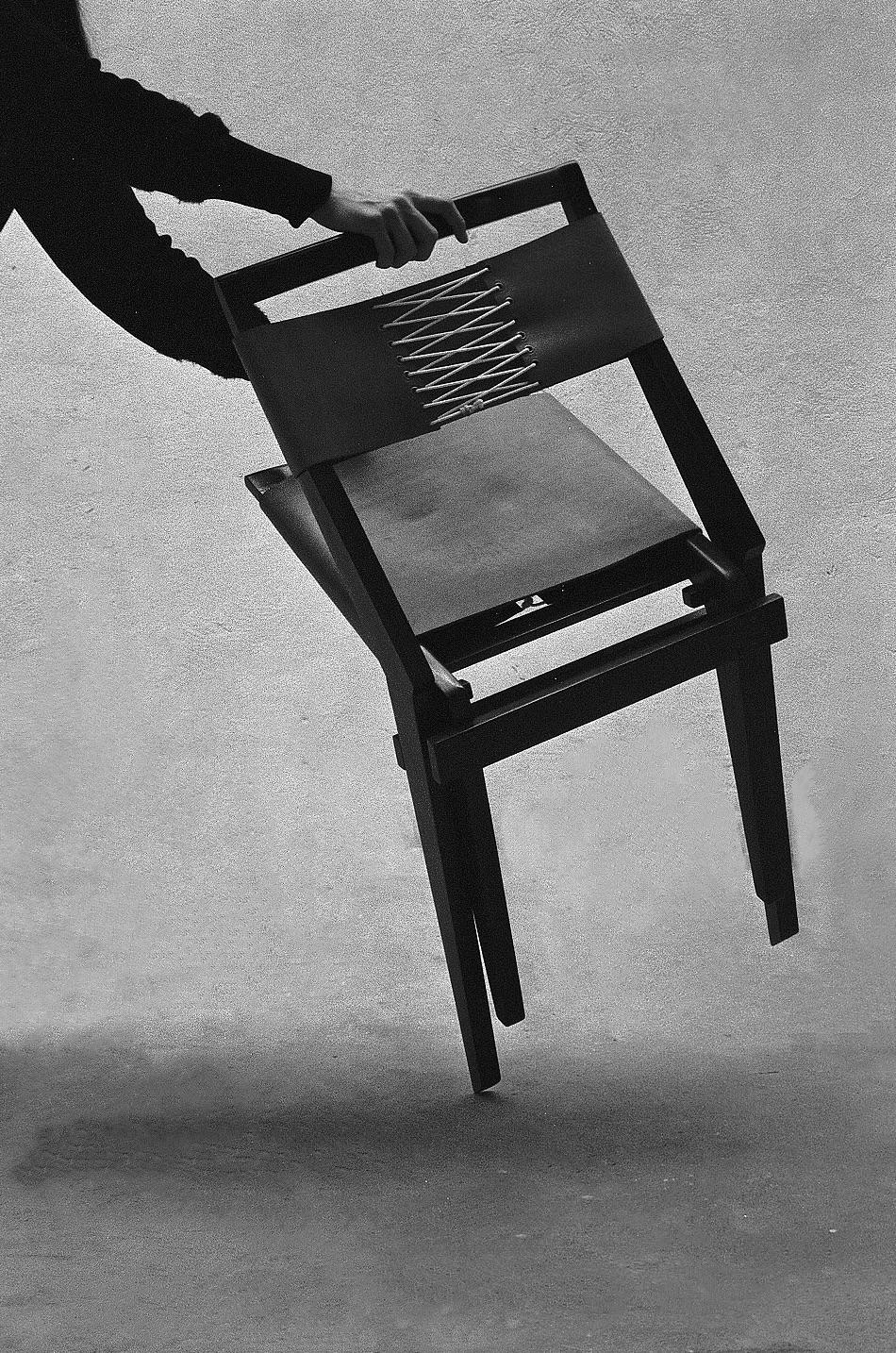 Cette chaise exceptionnelle porte la marque de l'ingéniosité de Lina Bo Bardi, conçue spécifiquement pour l'auditorium du MASP lors de son inauguration le 7 avril dernier. En 1947, Lina a constaté l'absence d'une chaise moderne appropriée dans les