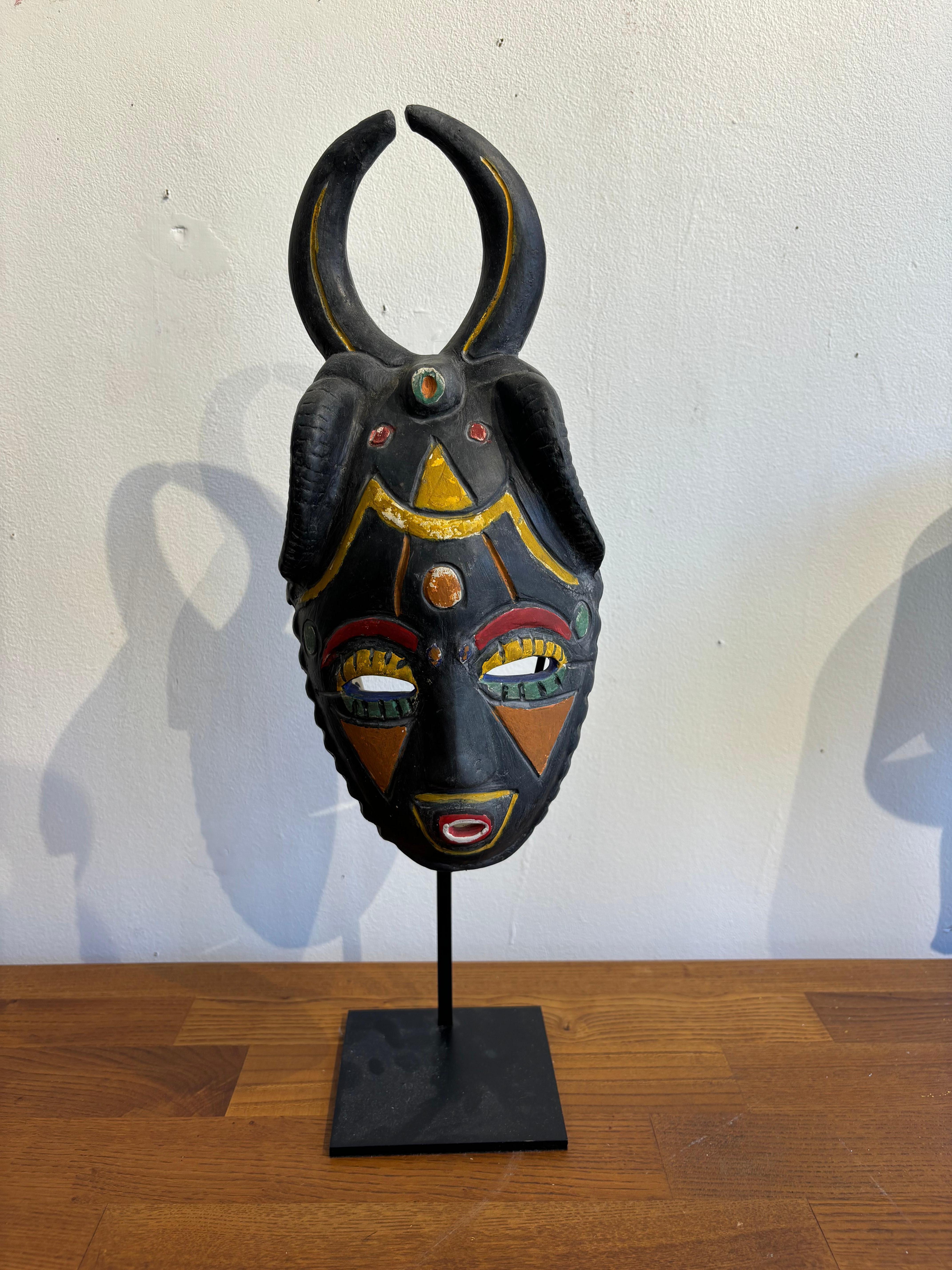 Jolie masque en céramique par Jacques Sagan à Vallauris. 
Inspiré des reliquaires et de la statuaire africaine du XIXeme siècle. 
Les dimensions fournis sont hors socle. 