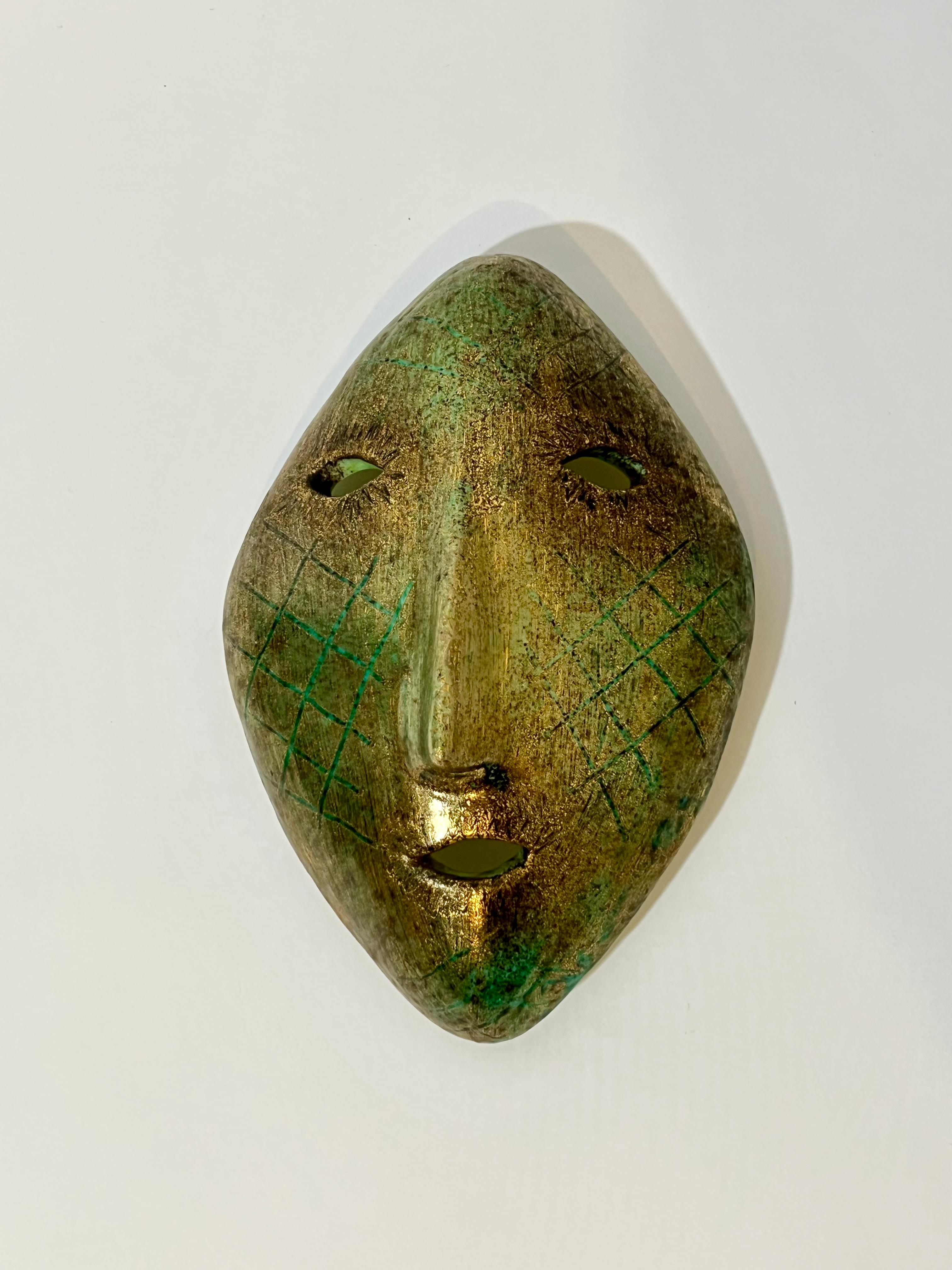 Masque en céramique des poteries d'Accolay, France, années 1960. Masque signé au verso. Bon état. Dimensions : hauteur 27 cm, largeur 18 cm, profondeur 9 cm.
