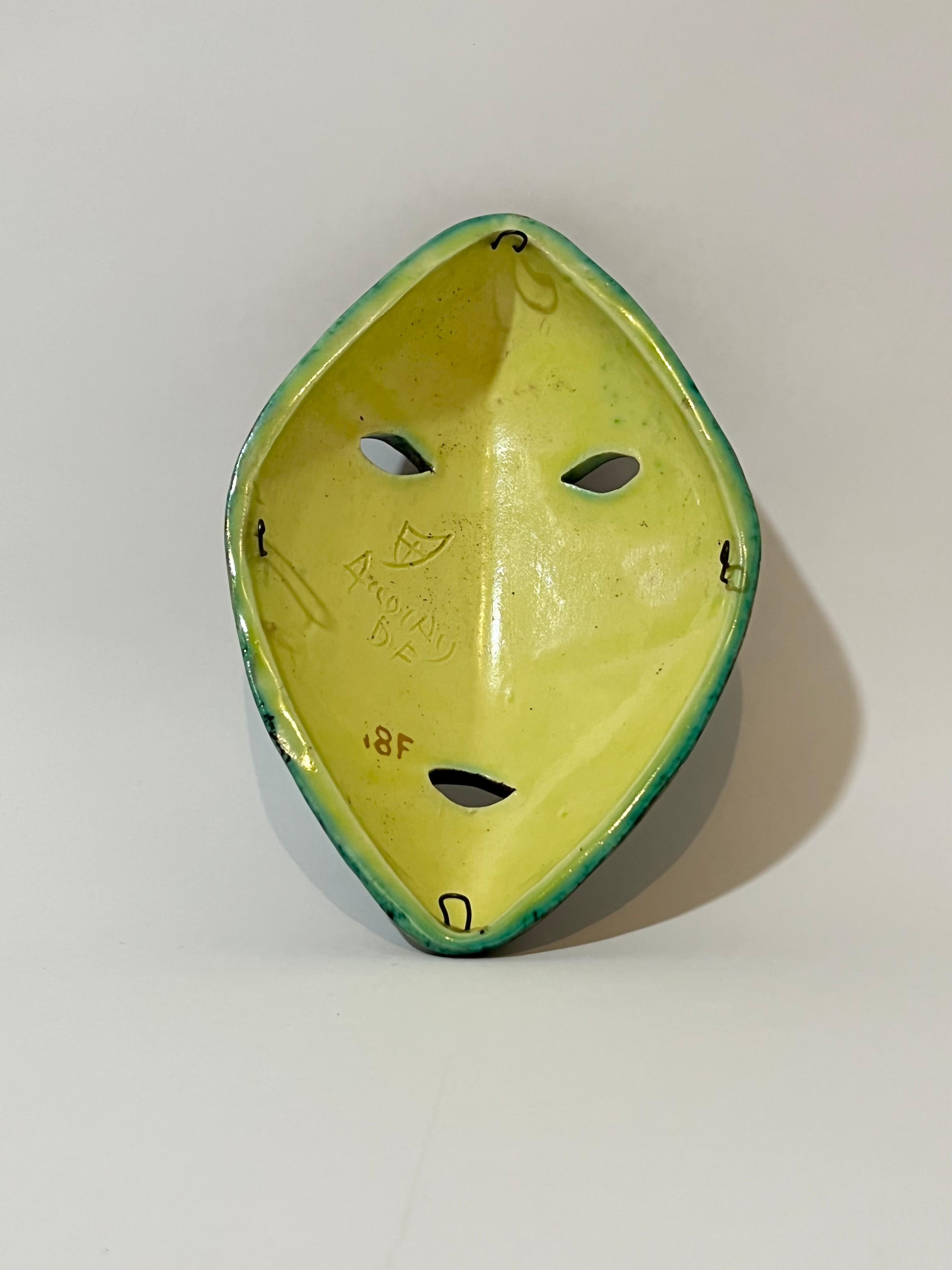 Français Masque en céramique des poteries d'Accolay, France, années 1960 en vente