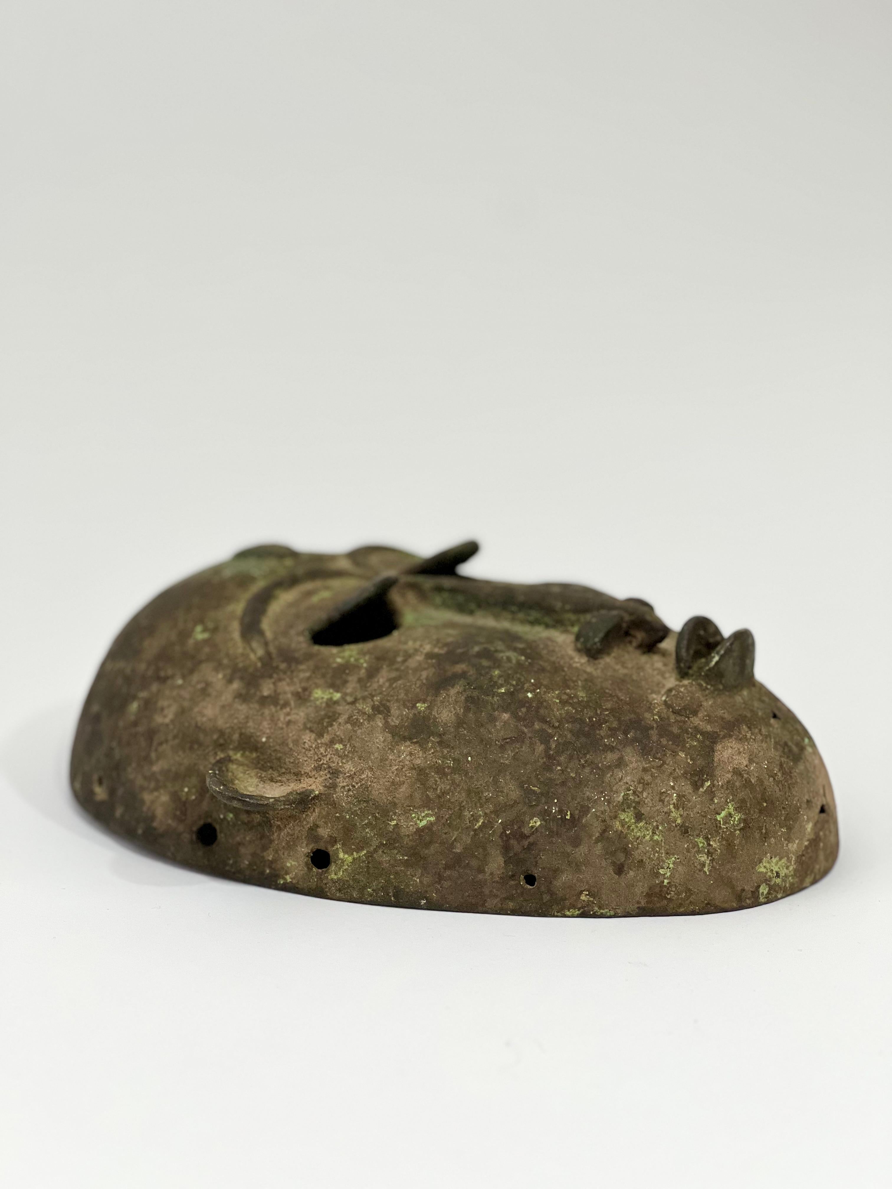 Masque tribal en alliage de bronze ancien Mid - century Marfileño en venta
