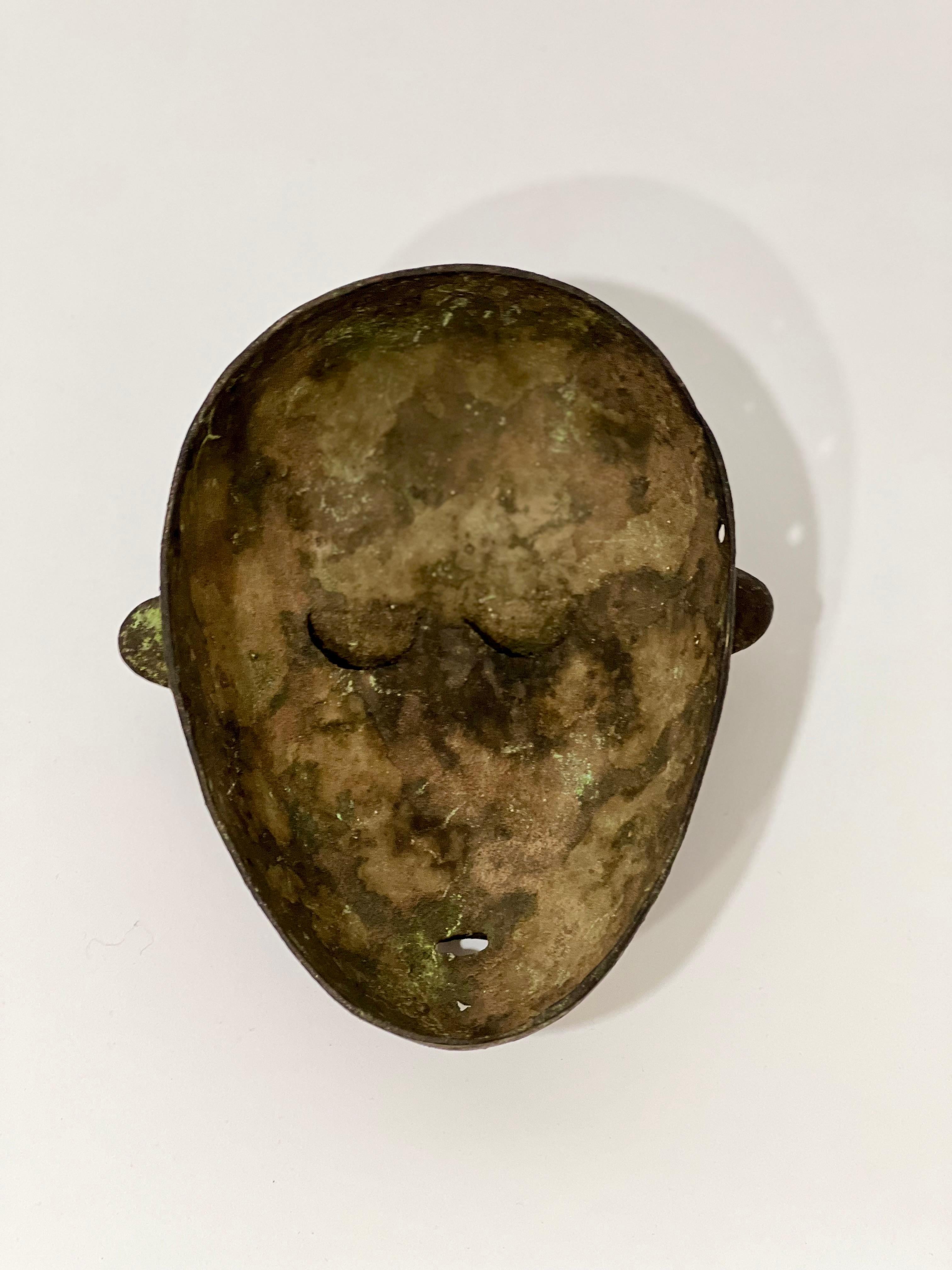 Masque tribal en alliage de bronze ancien Mid - century Bronce en venta