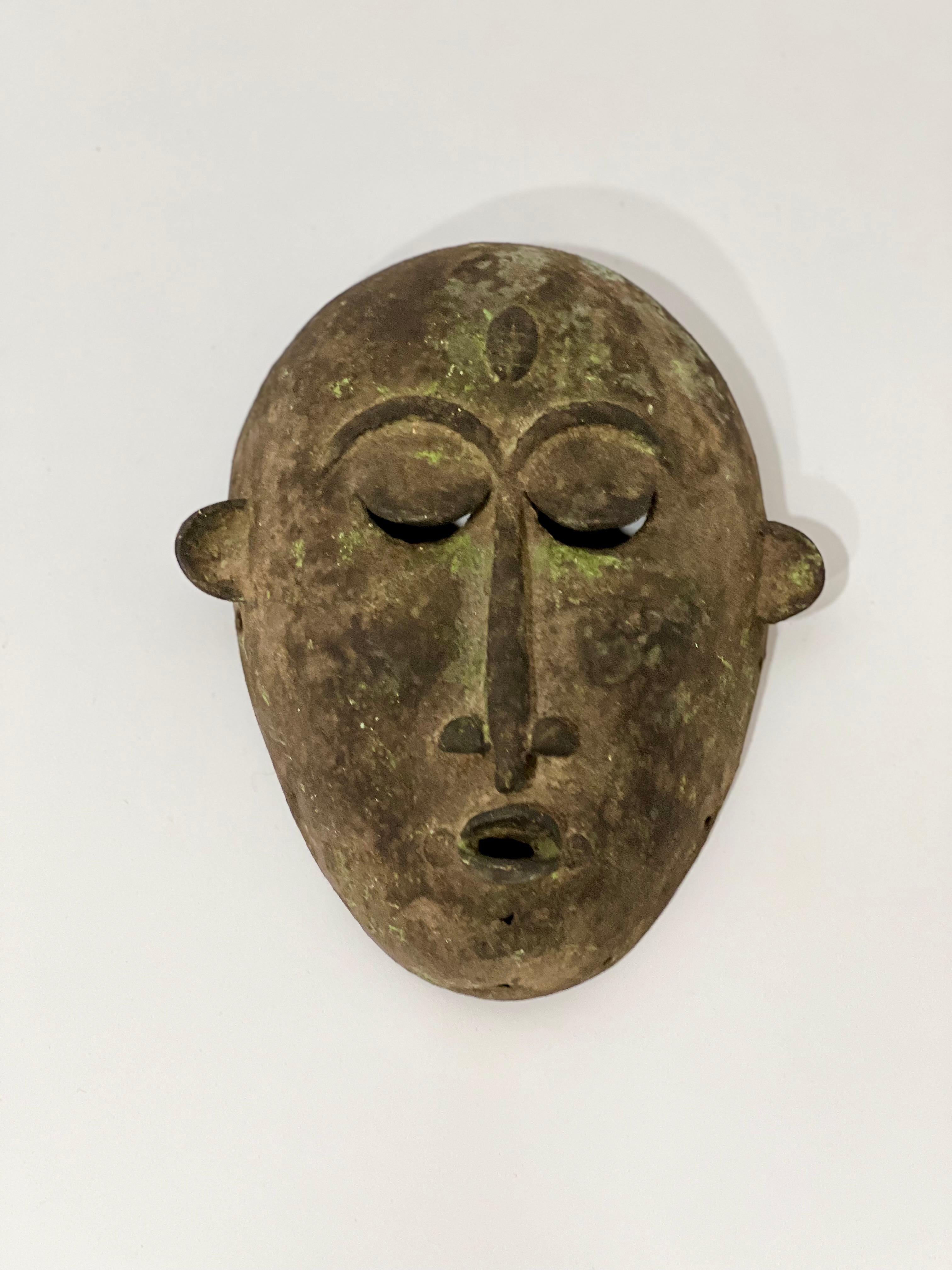 Masque tribal en alliage de bronze ancien Mid - century en venta 1