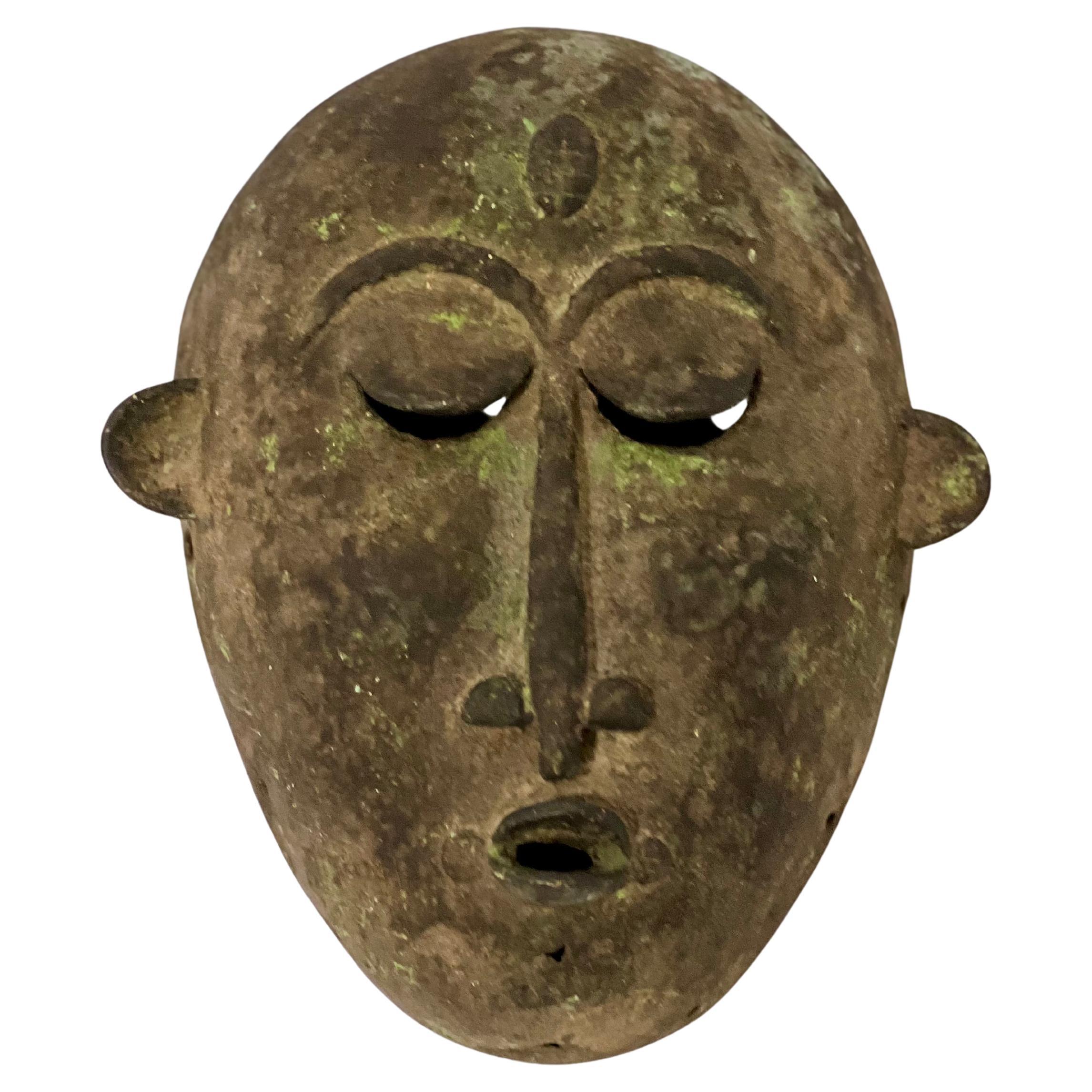 Masque tribal en alliage de bronze ancien Mid - century en venta