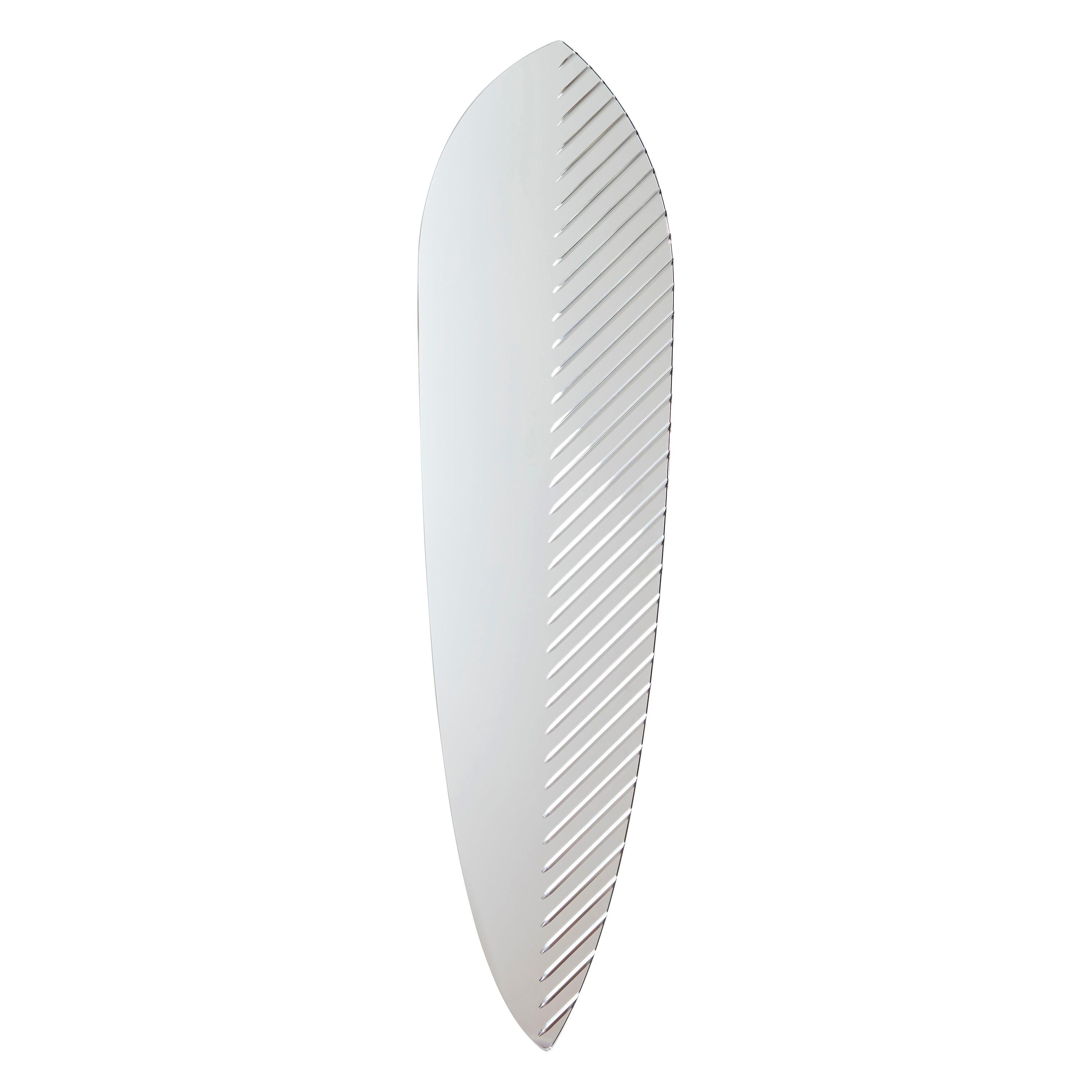 Specchio con piume incise Masquerade di Sebastian Alberdi per Warm Nordic