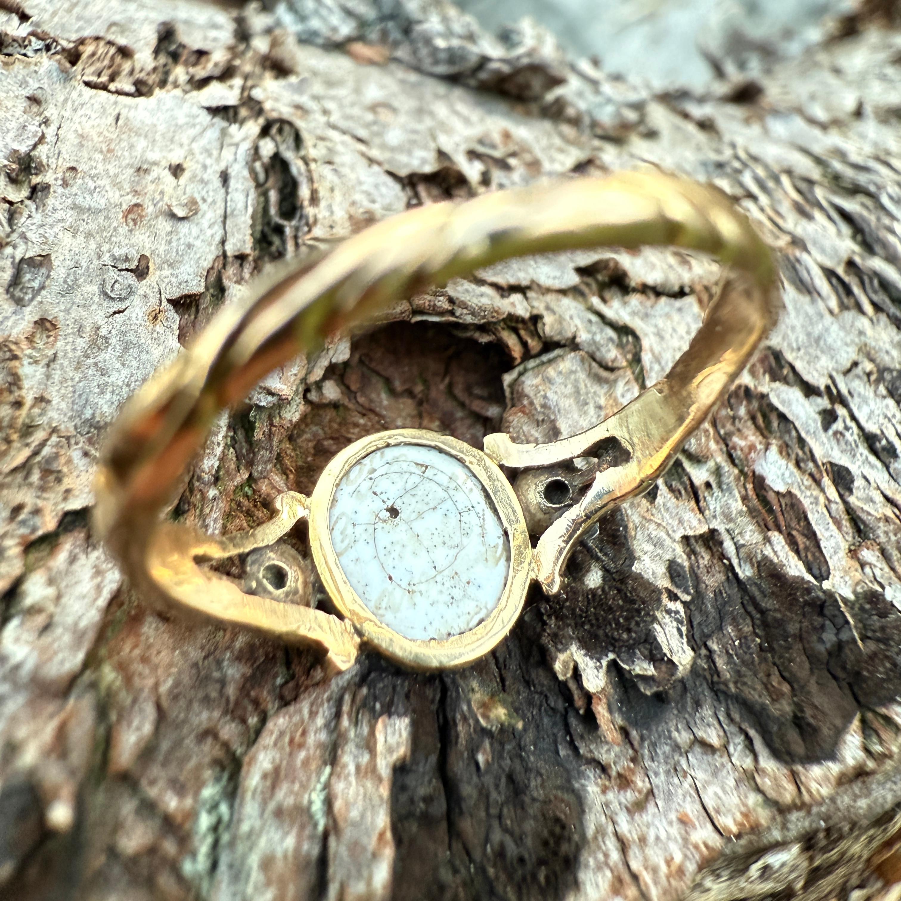 Anillo de Mascarada que Oculta la Inscripción de un Amante. Europa Occidental, hacia 1760. en venta 6