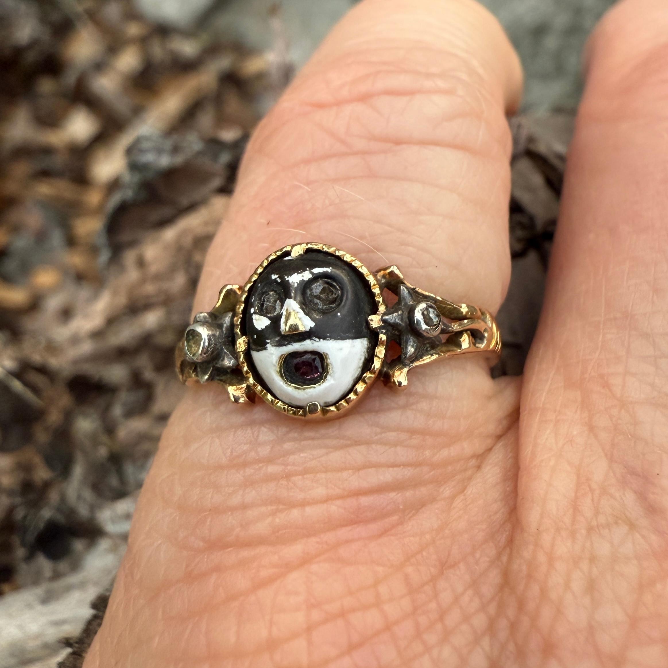 Anillo de Mascarada que Oculta la Inscripción de un Amante. Europa Occidental, hacia 1760. en venta 7