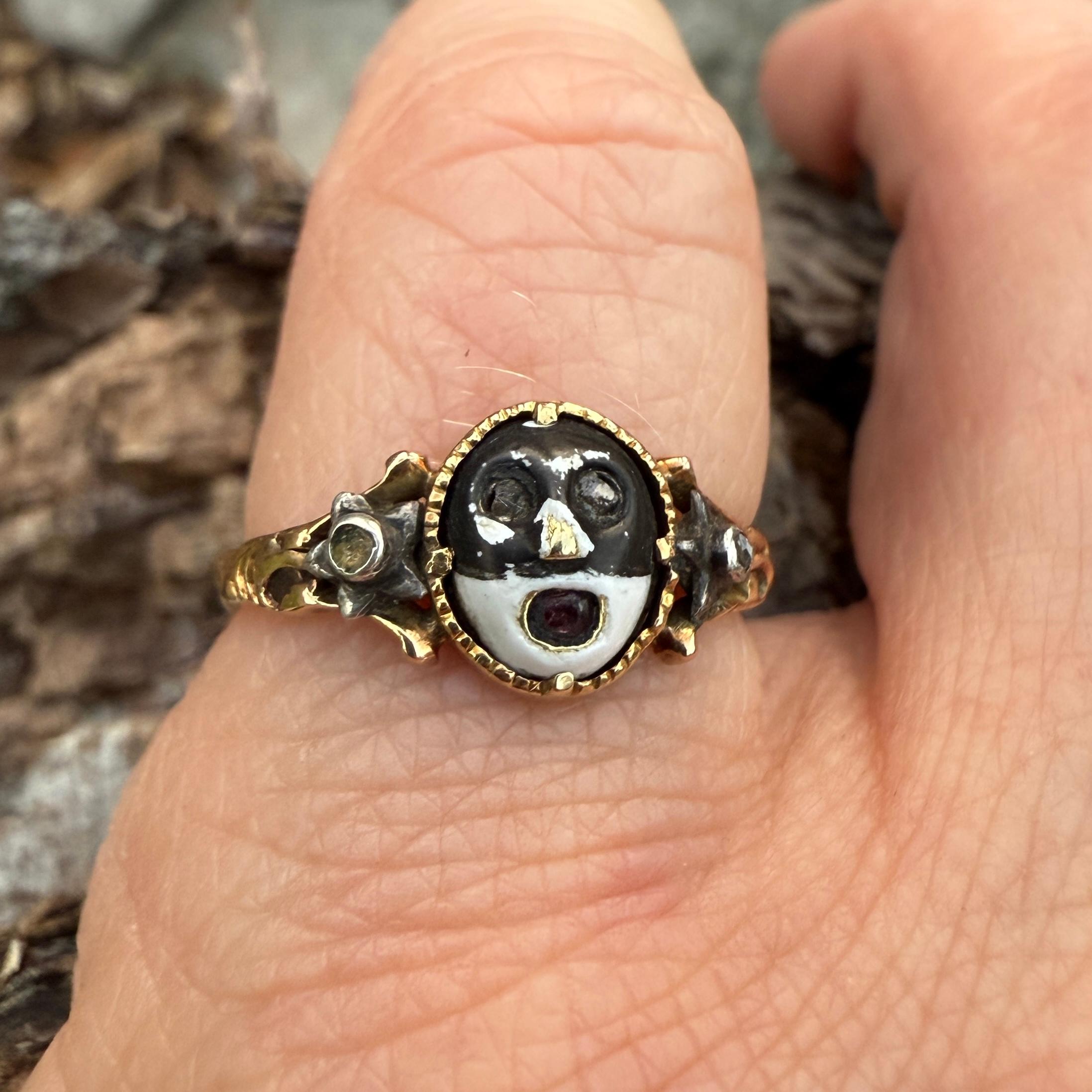 Anillo de Mascarada que Oculta la Inscripción de un Amante. Europa Occidental, hacia 1760. en venta 8