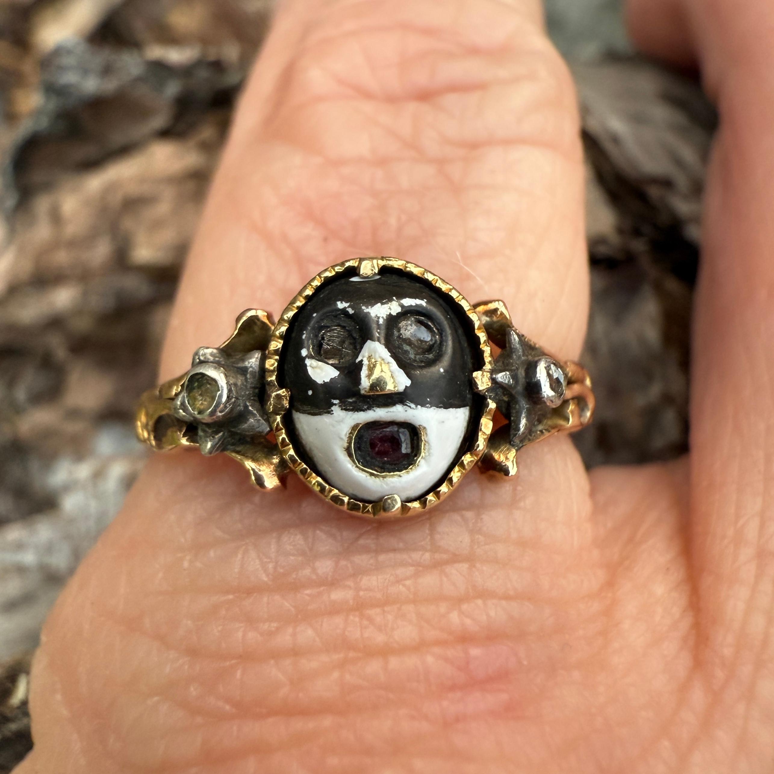 Anillo de Mascarada que Oculta la Inscripción de un Amante. Europa Occidental, hacia 1760. en venta 9