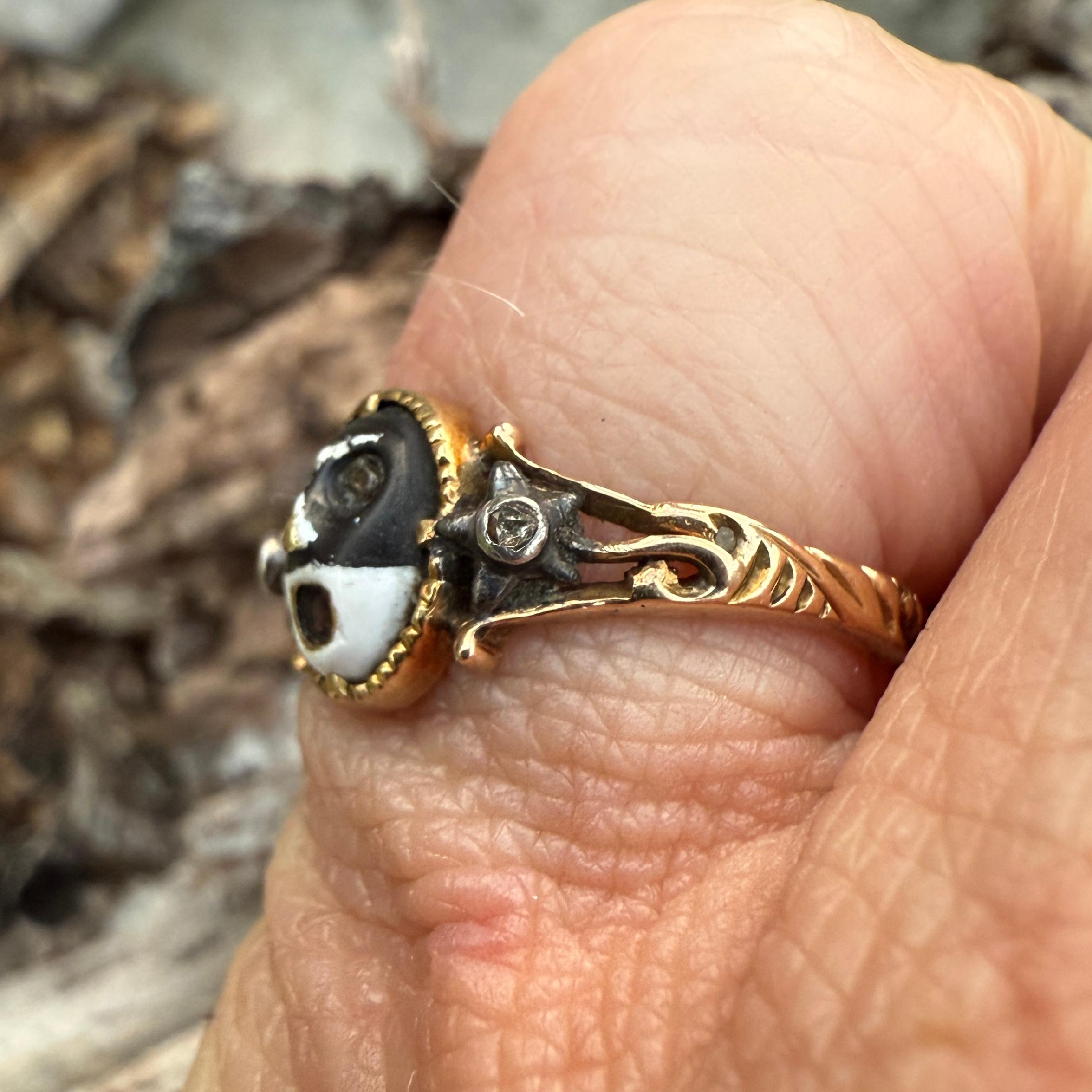 Anillo de Mascarada que Oculta la Inscripción de un Amante. Europa Occidental, hacia 1760. en venta 10