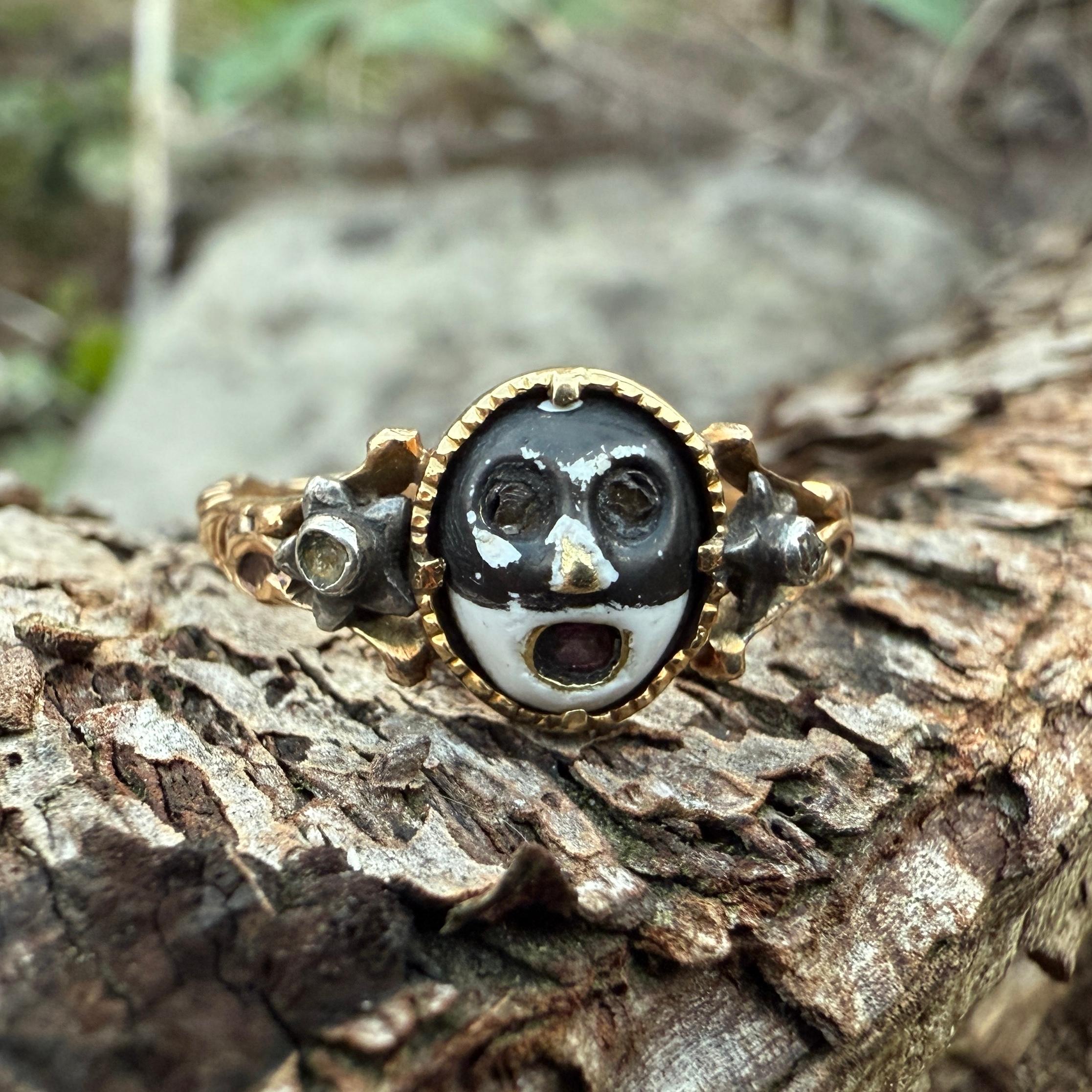 Un Anillo de Mascarada Engastado con Gemas que Oculta la Inscripción de un Amante.

Europa occidental, posiblemente Italia, hacia 1760.

Medidas
Bisel: 0,9 × 0,8 cm.
Talla del anillo: N UK / 6.75 US / 54 EU.
Peso: 2,3 gramos.
Materiales: Oro de