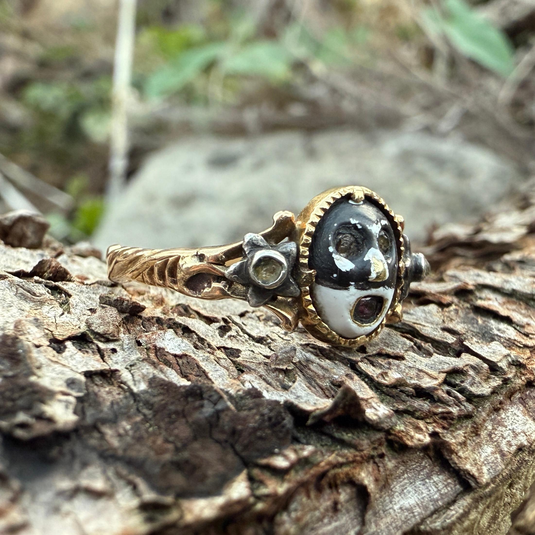 Anillo de Mascarada que Oculta la Inscripción de un Amante. Europa Occidental, hacia 1760. en Bastante bueno estado para la venta en London, GB