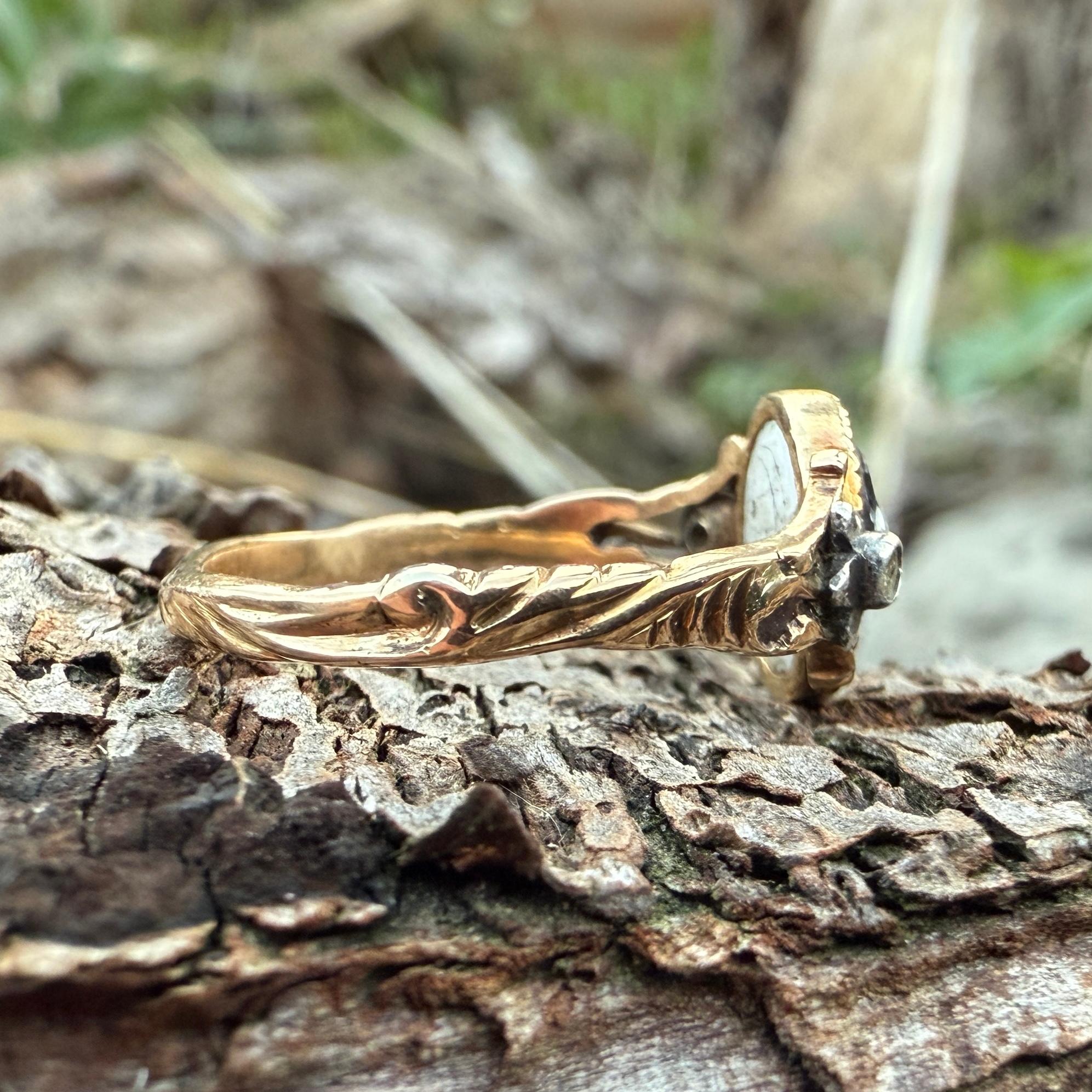 Femenino o masculino Anillo de Mascarada que Oculta la Inscripción de un Amante. Europa Occidental, hacia 1760. en venta