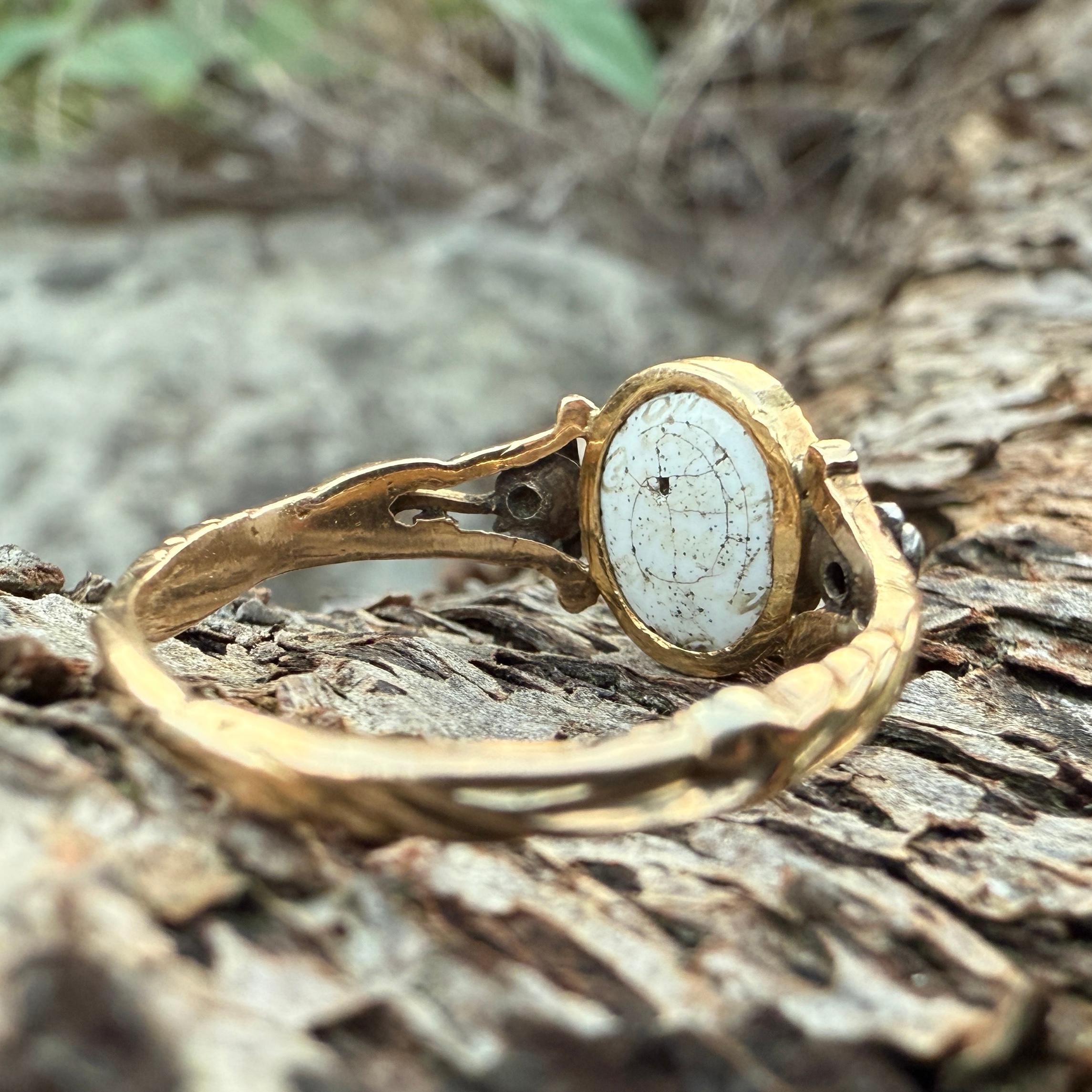 Anillo de Mascarada que Oculta la Inscripción de un Amante. Europa Occidental, hacia 1760. en venta 1